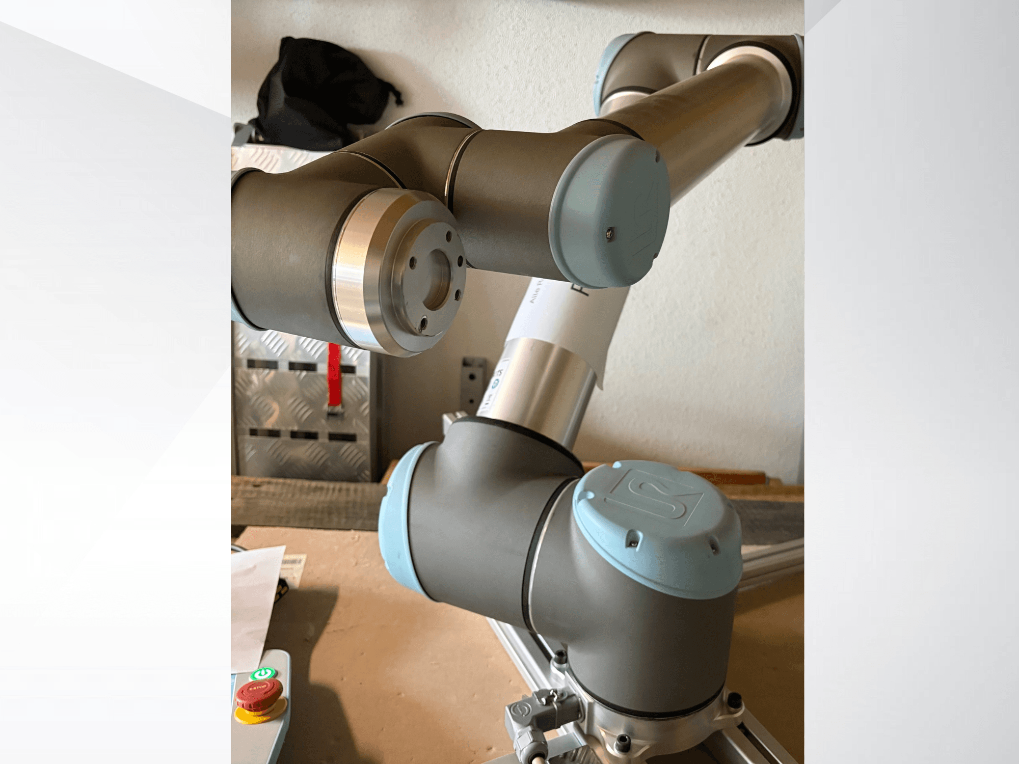 Universal Robots UR10 robot kolunun eklemleri ve gri-mavi tasarım öğelerini vurgulayan yakın çekim yan görünümü.