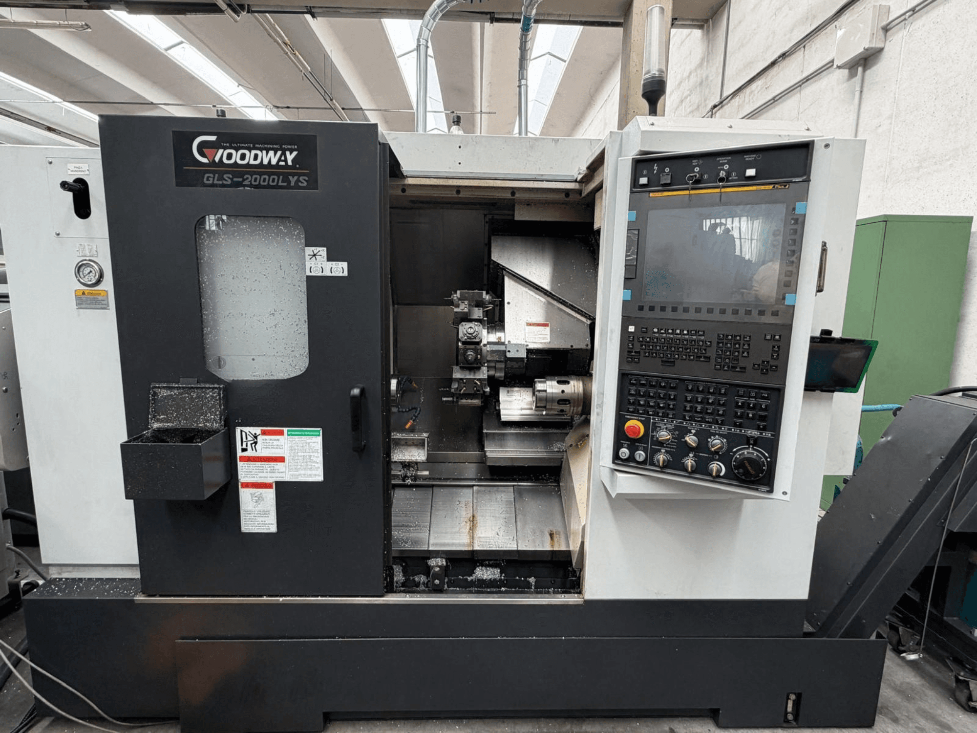 Goodway GLS-2000LYS yatay torna tezgahının önden görünümü; kontrol paneli ve göze çarpan metal talaşları görülüyor.