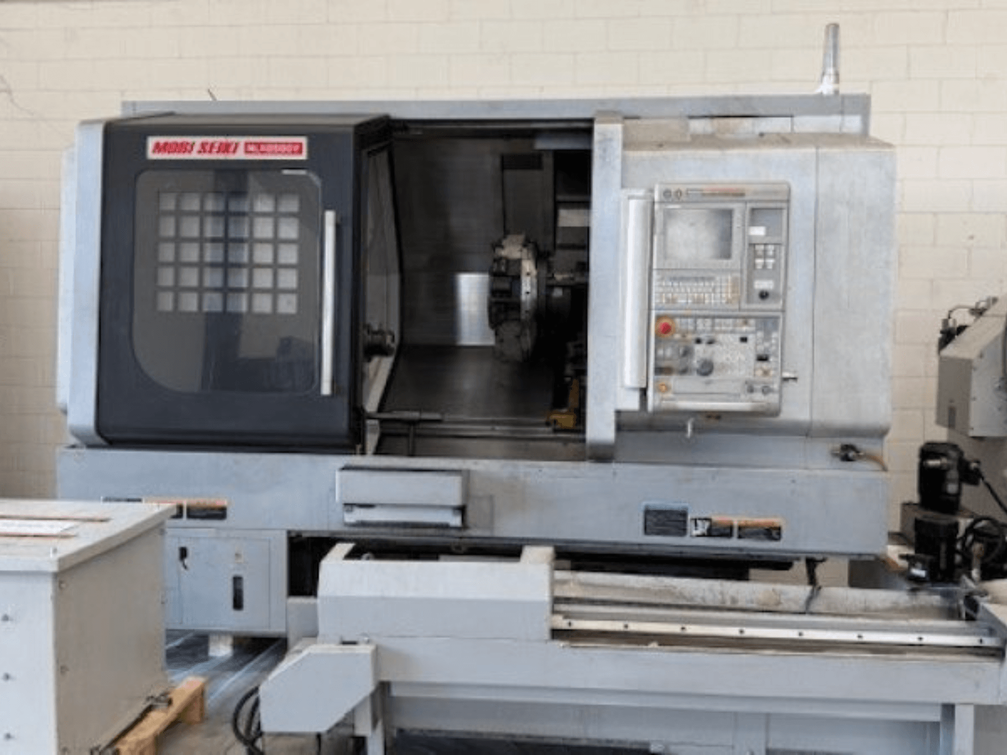 MORI SEIKI NLX 2500Y yatay tornalama makinesi, önden görünüm, kontrol paneli ve çalışma alanı.