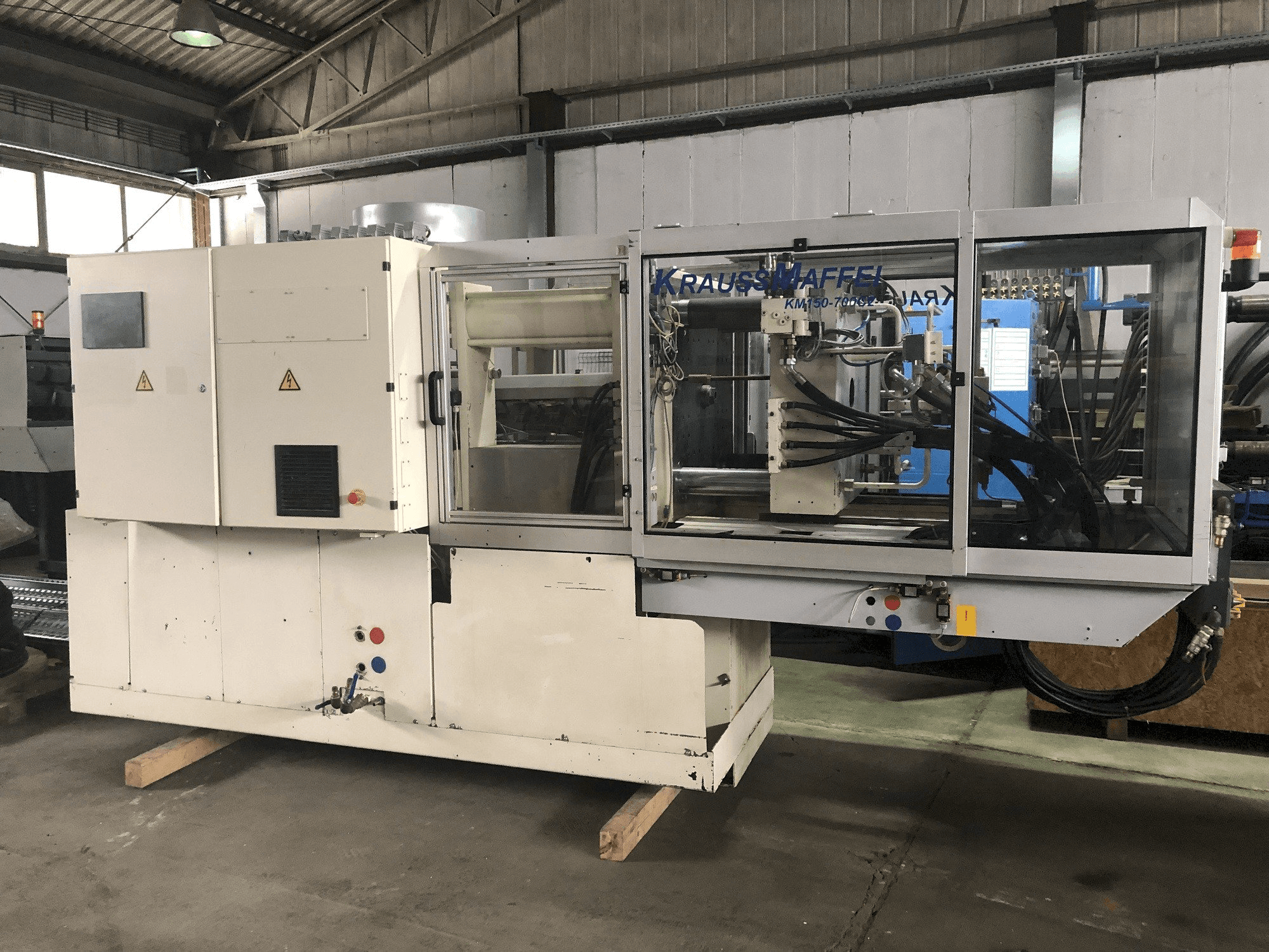 Makine Krauss Maffei 150-700 C2 - Önden görünüm