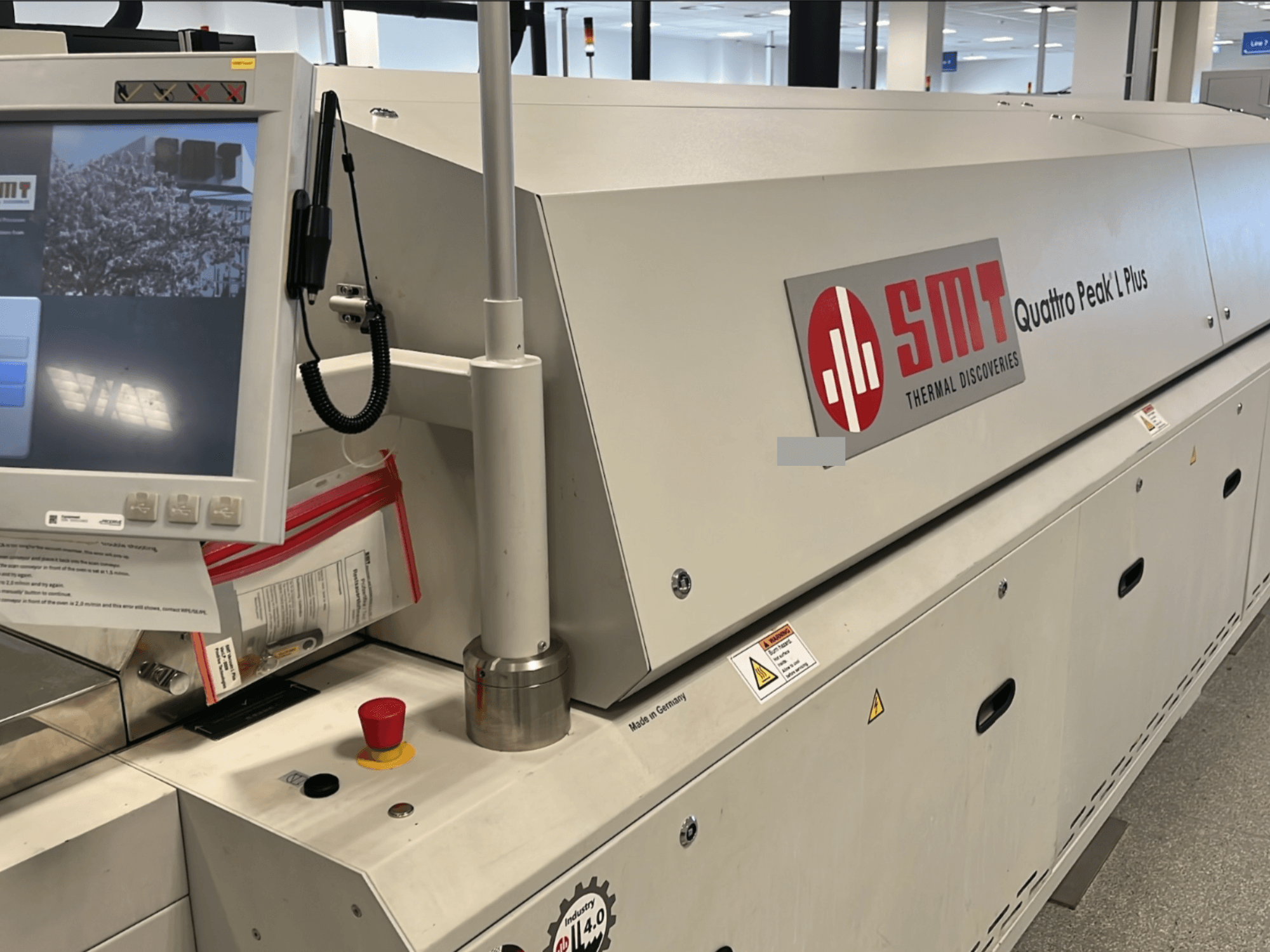 SMT Quattro Peak L Plus takım tezgahı, önden görünüm, kontrol paneli, güvenlik düğmeleri ve marka açıkça görülebilir.