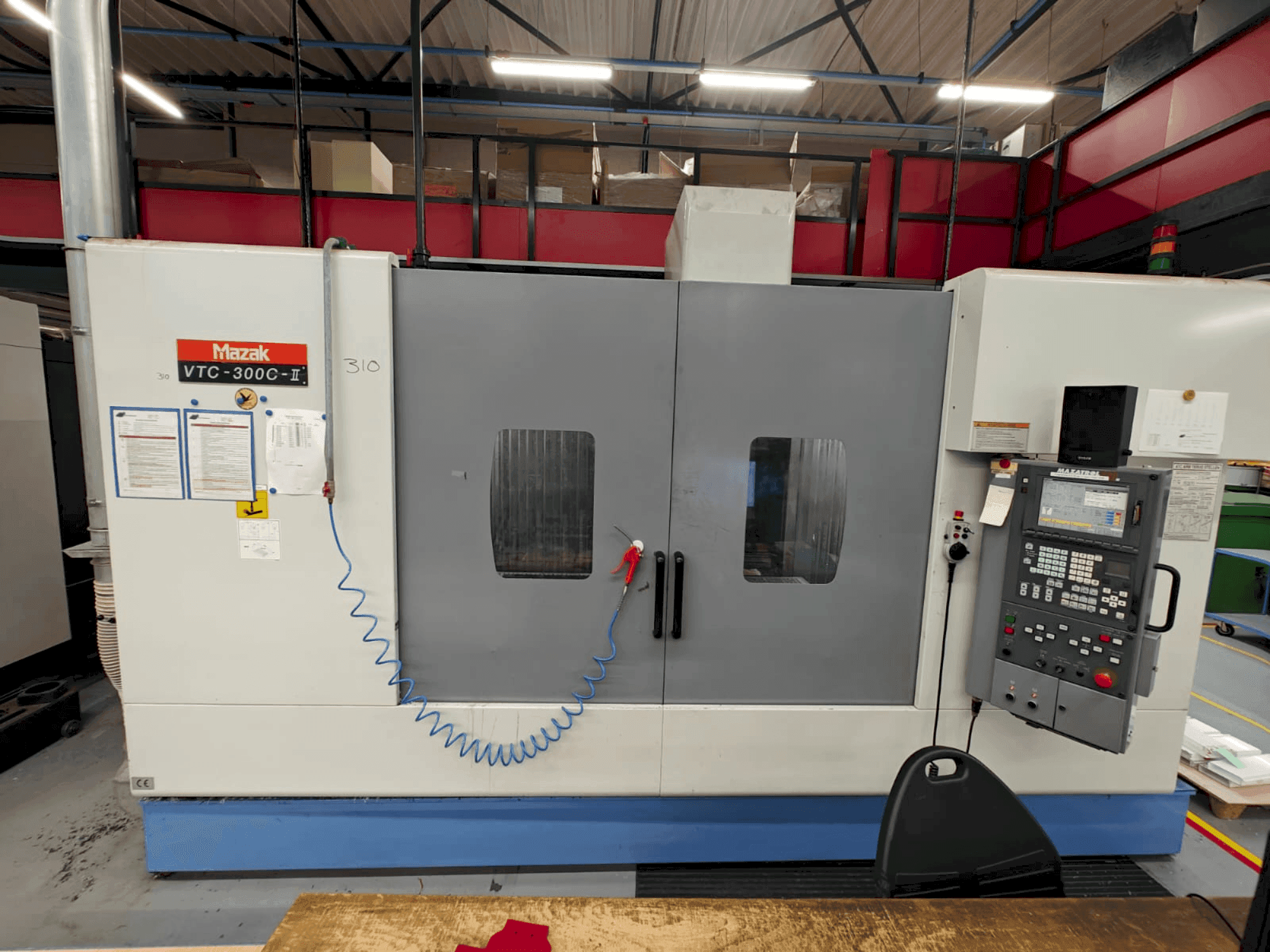 Makine Mazak VTC-300C - Önden görünüm