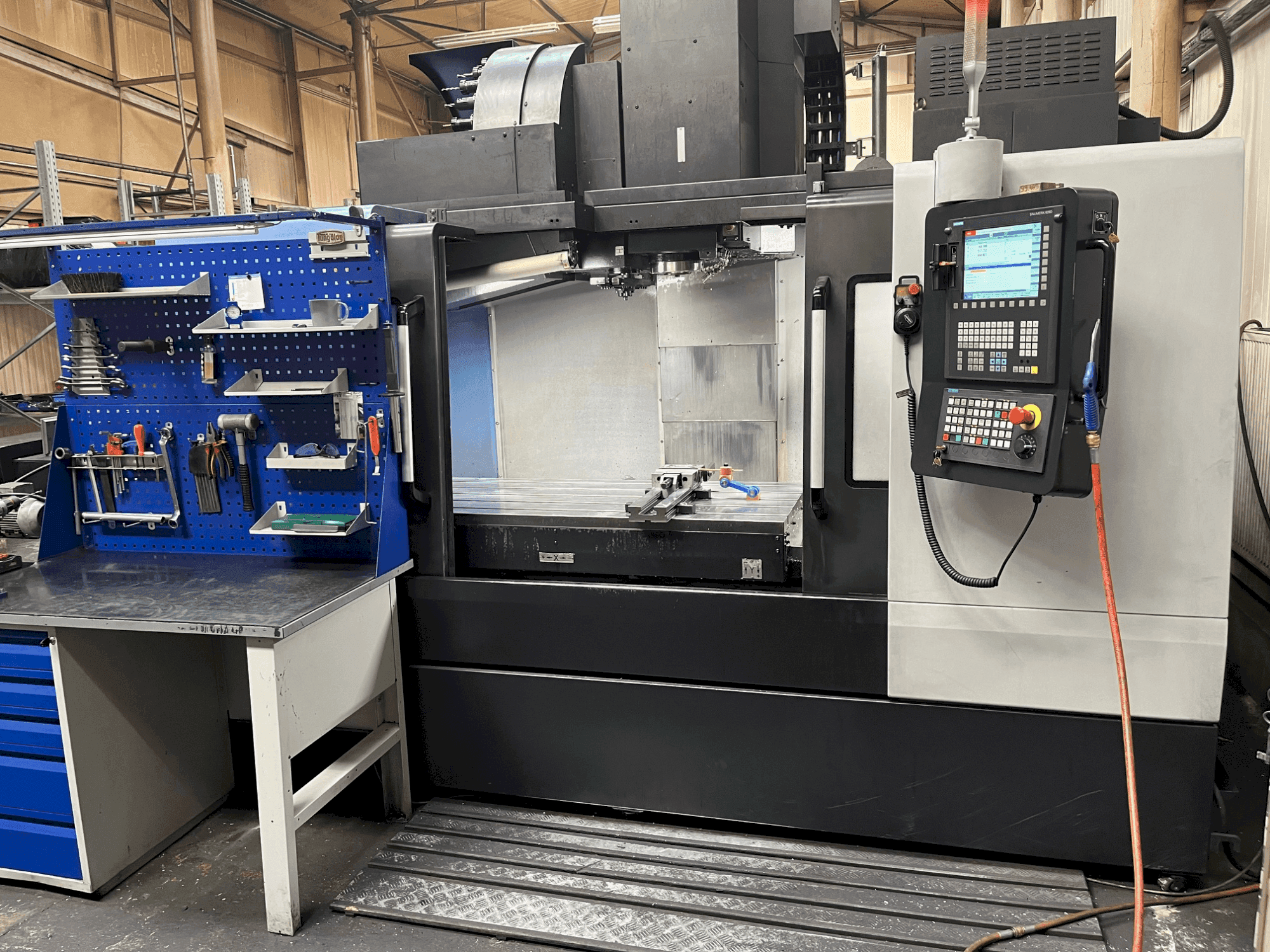 Makine DOOSAN DNM 6700 - Önden görünüm