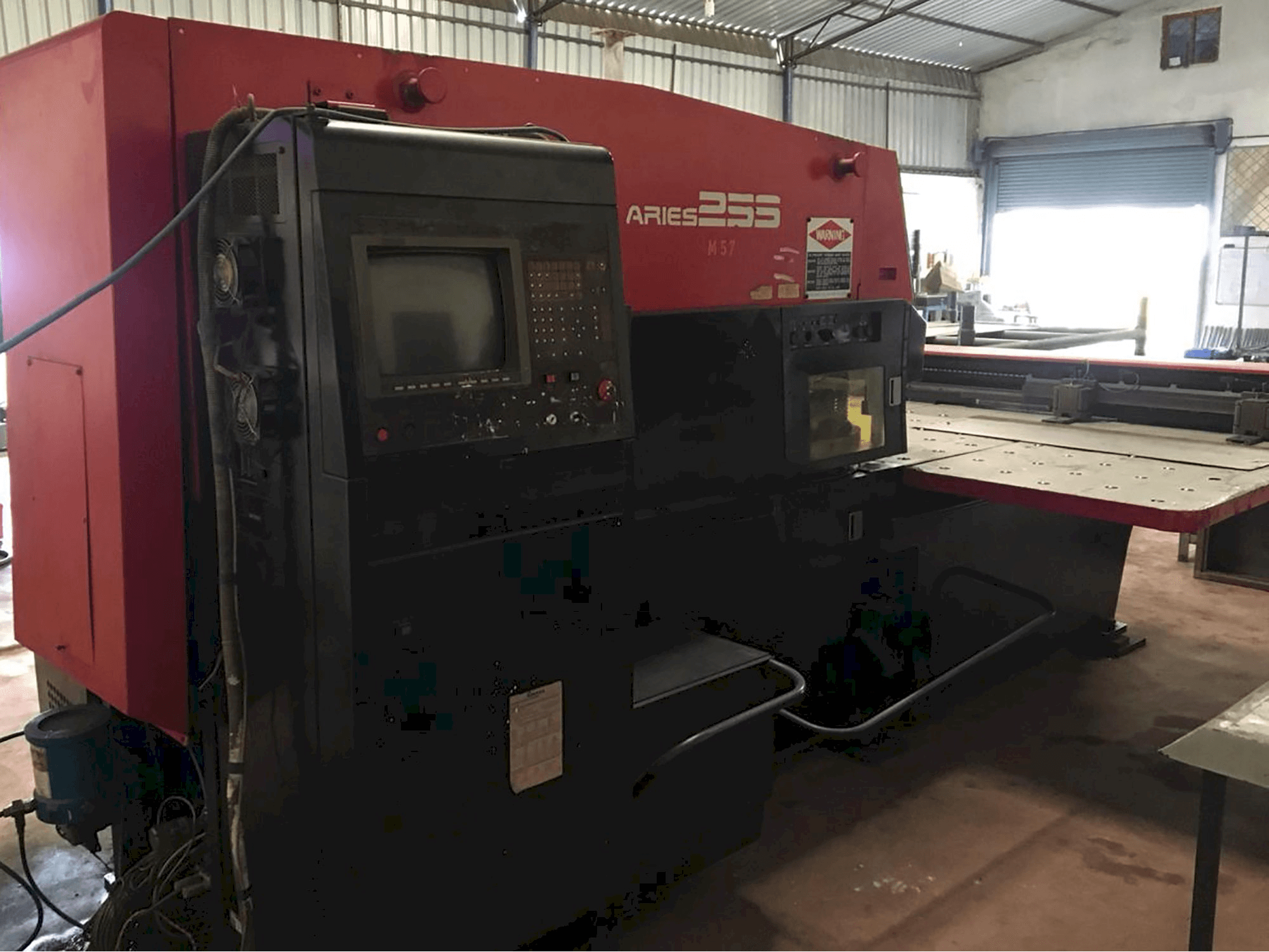 Makine AMADA - Sol görünüm ARIES 255