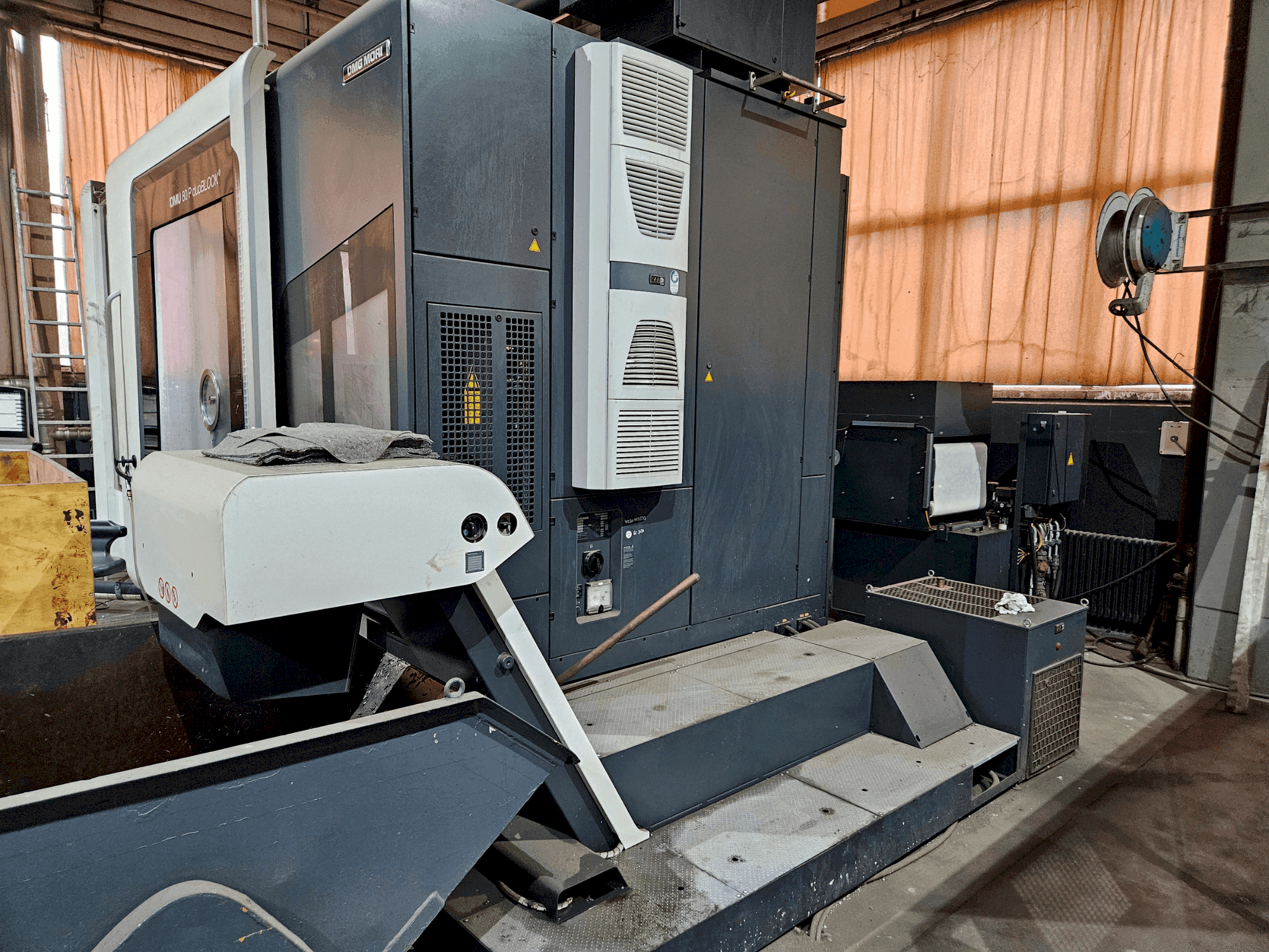 Makine DMG MORI DMU 80 P duoBLOCK - Önden görünüm