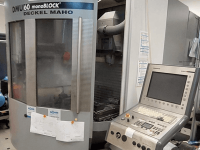 Deckel Maho'dan DMU 60 monoBLOCK, kontrol paneli ve teknik çizimleri eklenmiş bir CNC freze makinesinin önden görünümü.