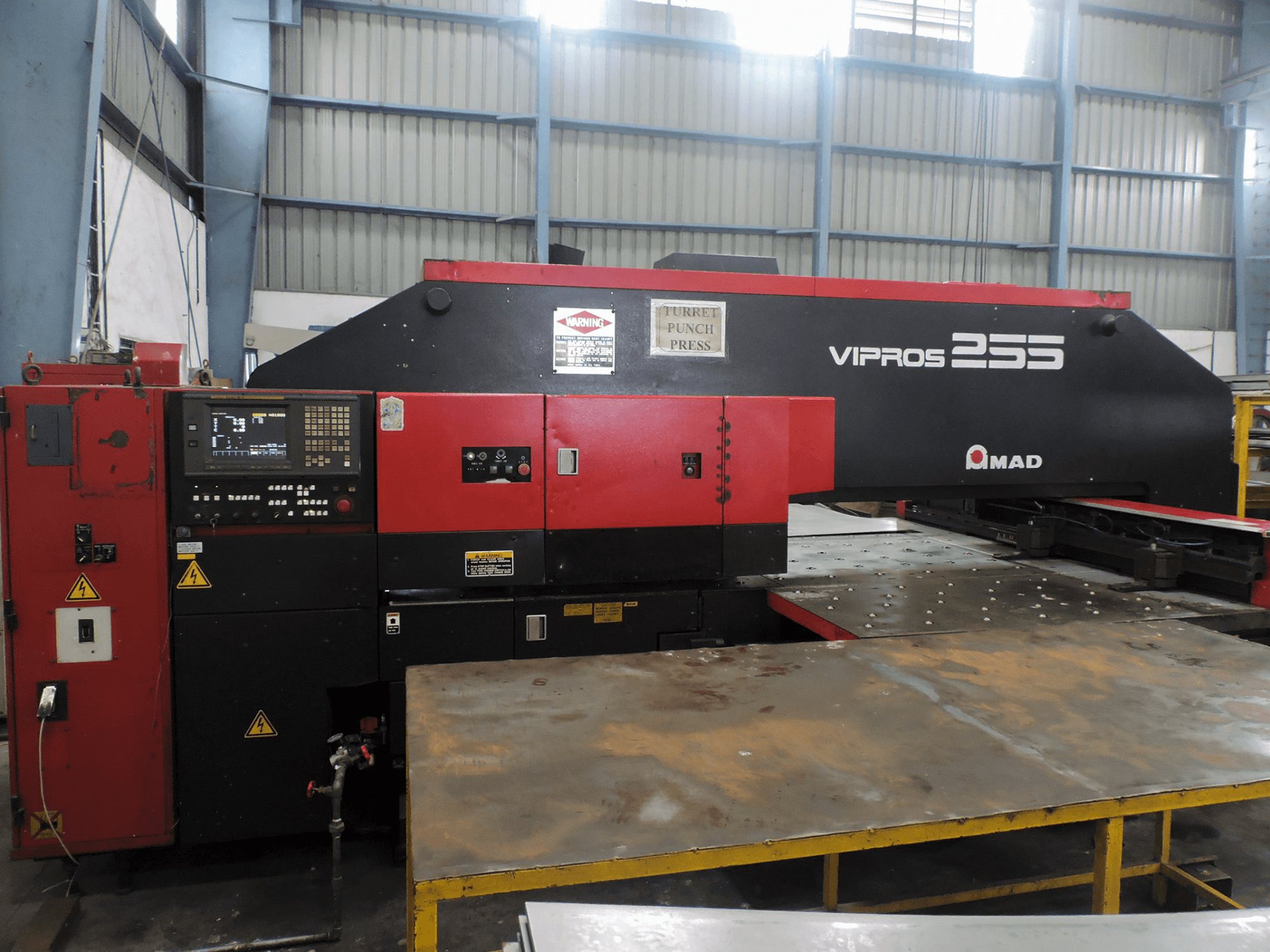 Makine AMADA - Önden görünüm Vipros 255