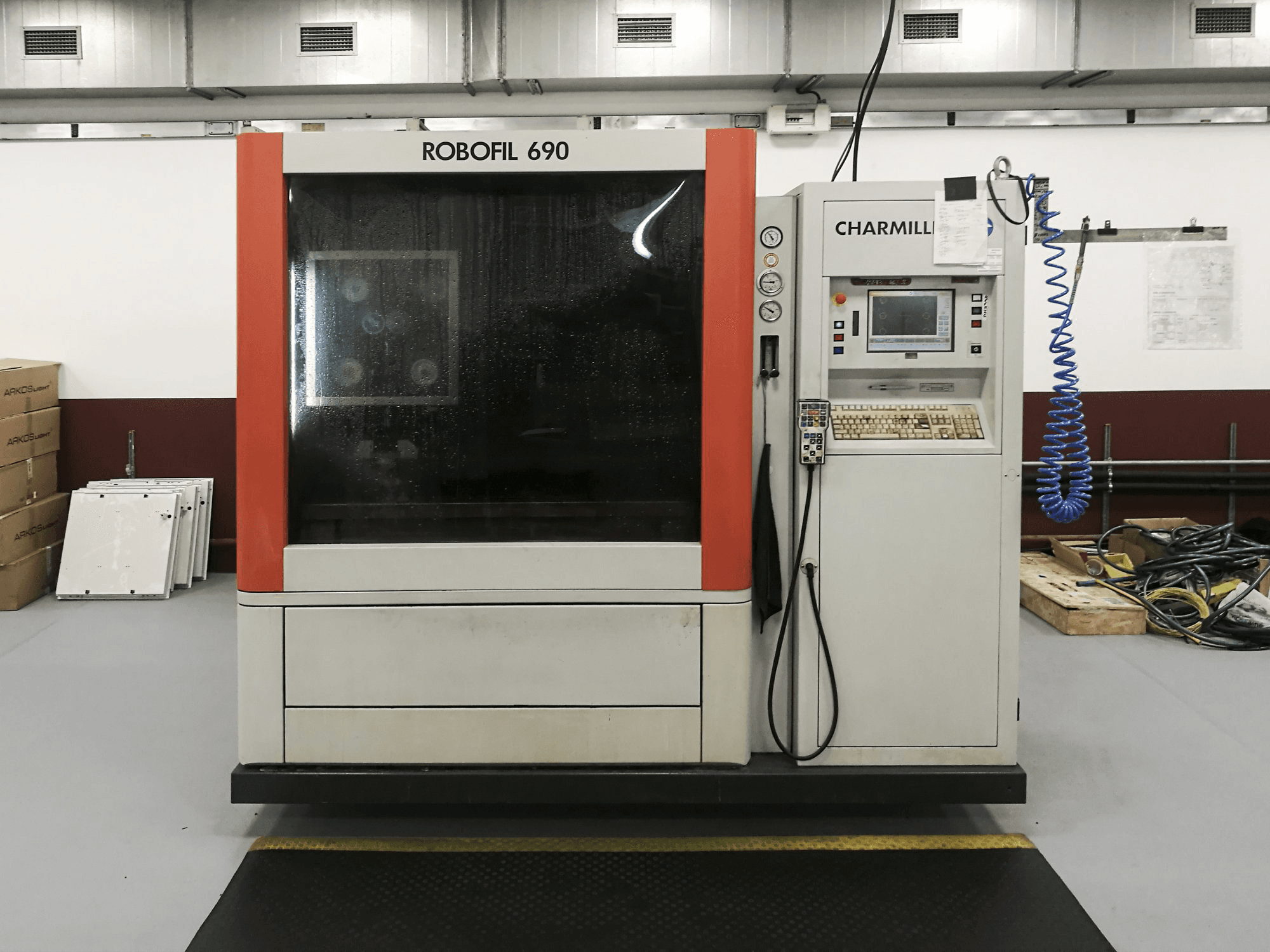 Makine CHARMILLES - Önden görünüm ROBOFIL 690