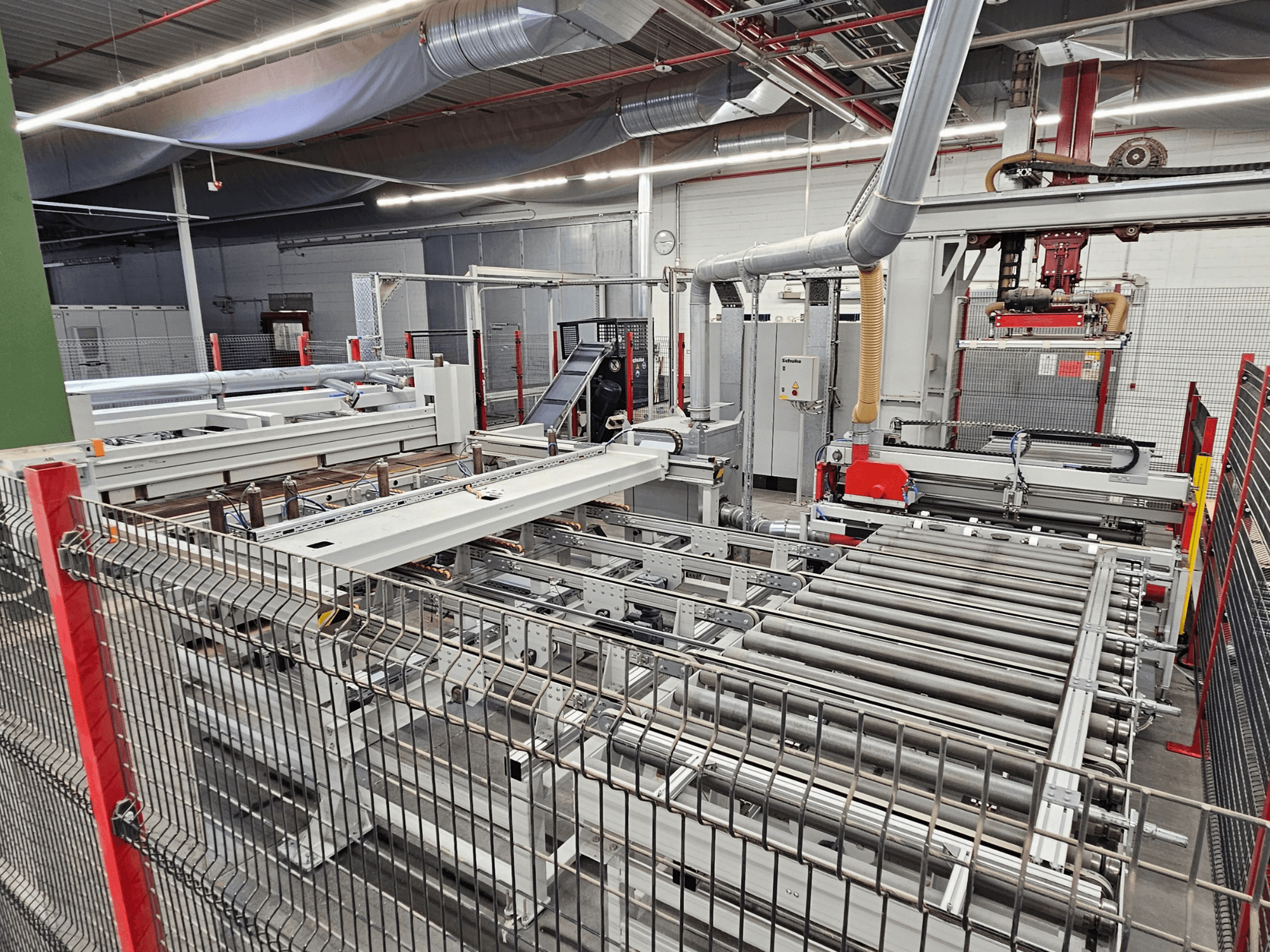 HOLZMA HPP81-3200 panel testere, bir atölye ortamında konveyör silindirleri ve makine bileşenleri ile önden görünümde gösterilmiştir.