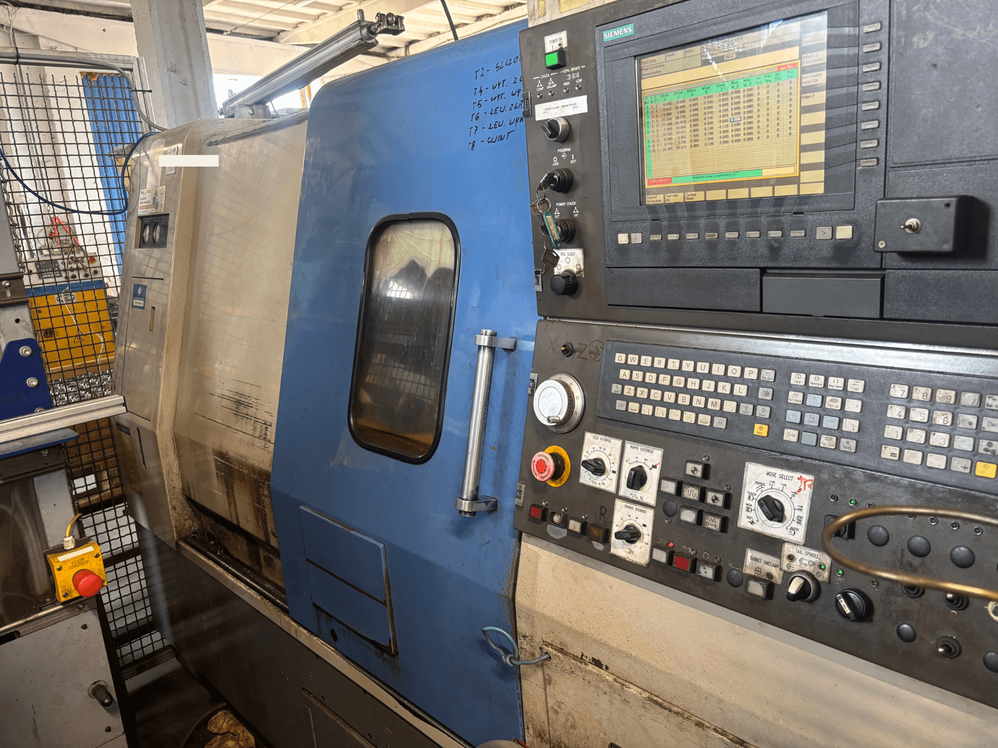 Siemens kontrol paneli ve çalıştırma düğmeleriyle donatılmış Hyundai HIT-200C yatay torna tezgahı, önden görünüm.