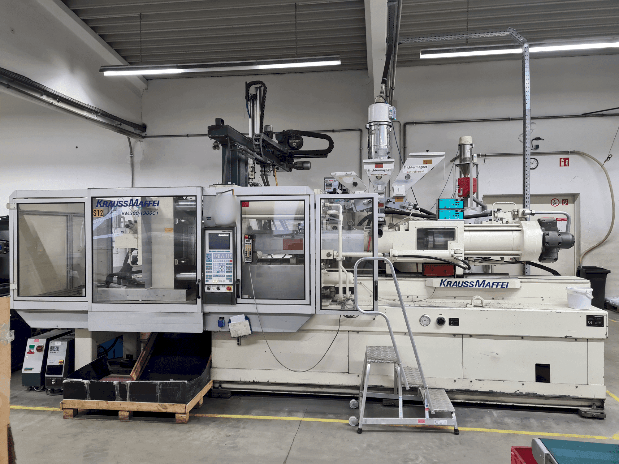 Makine Krauss Maffei 300-1900 C1 - Önden görünüm