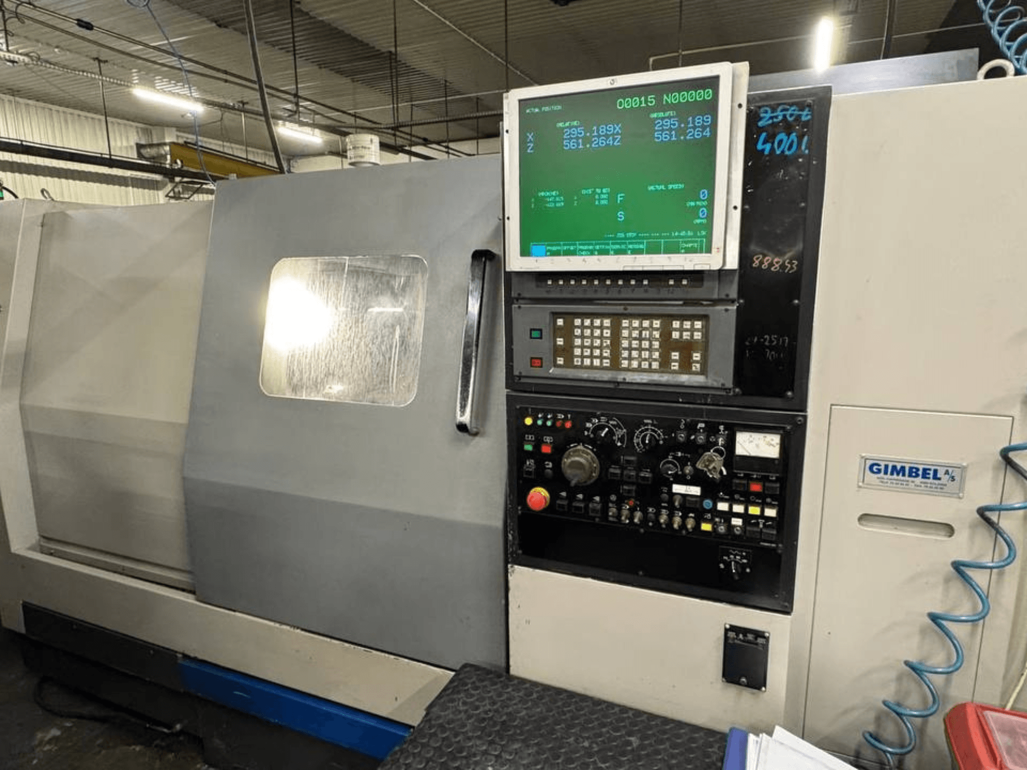 Takisawa TS-35 yatay torna makinesinin önden görünümü, dijital ekranlı kontrol paneli ve çalışma kontrolleri.