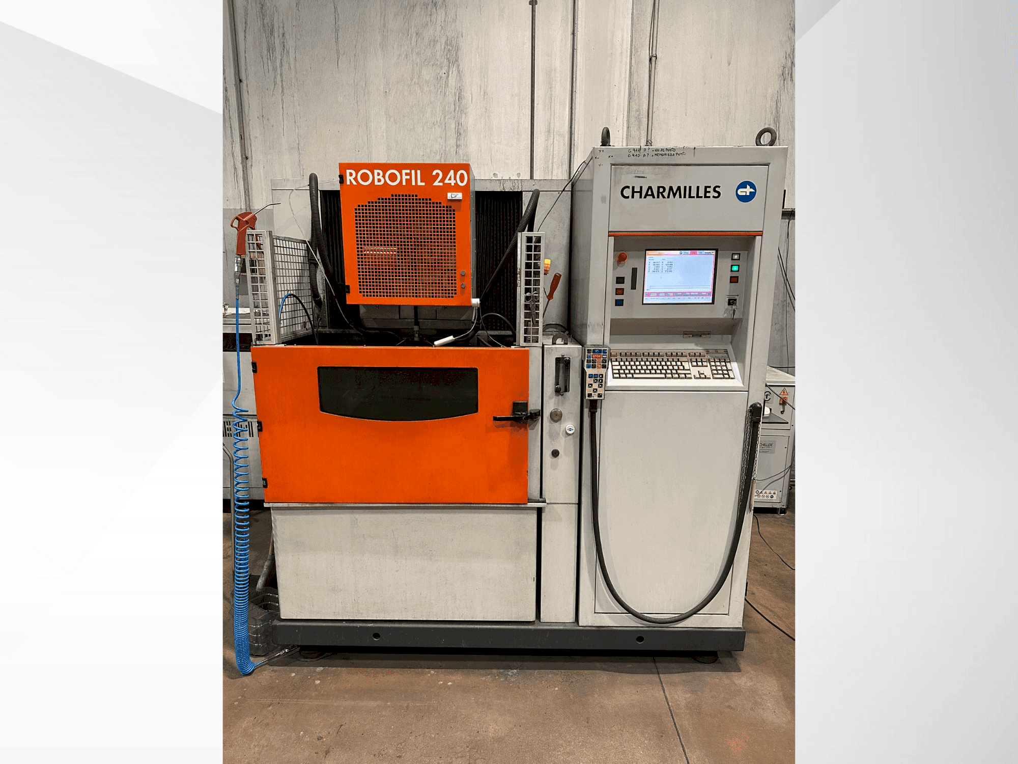 Makine CHARMILLES Robofil 240 - Önden görünüm