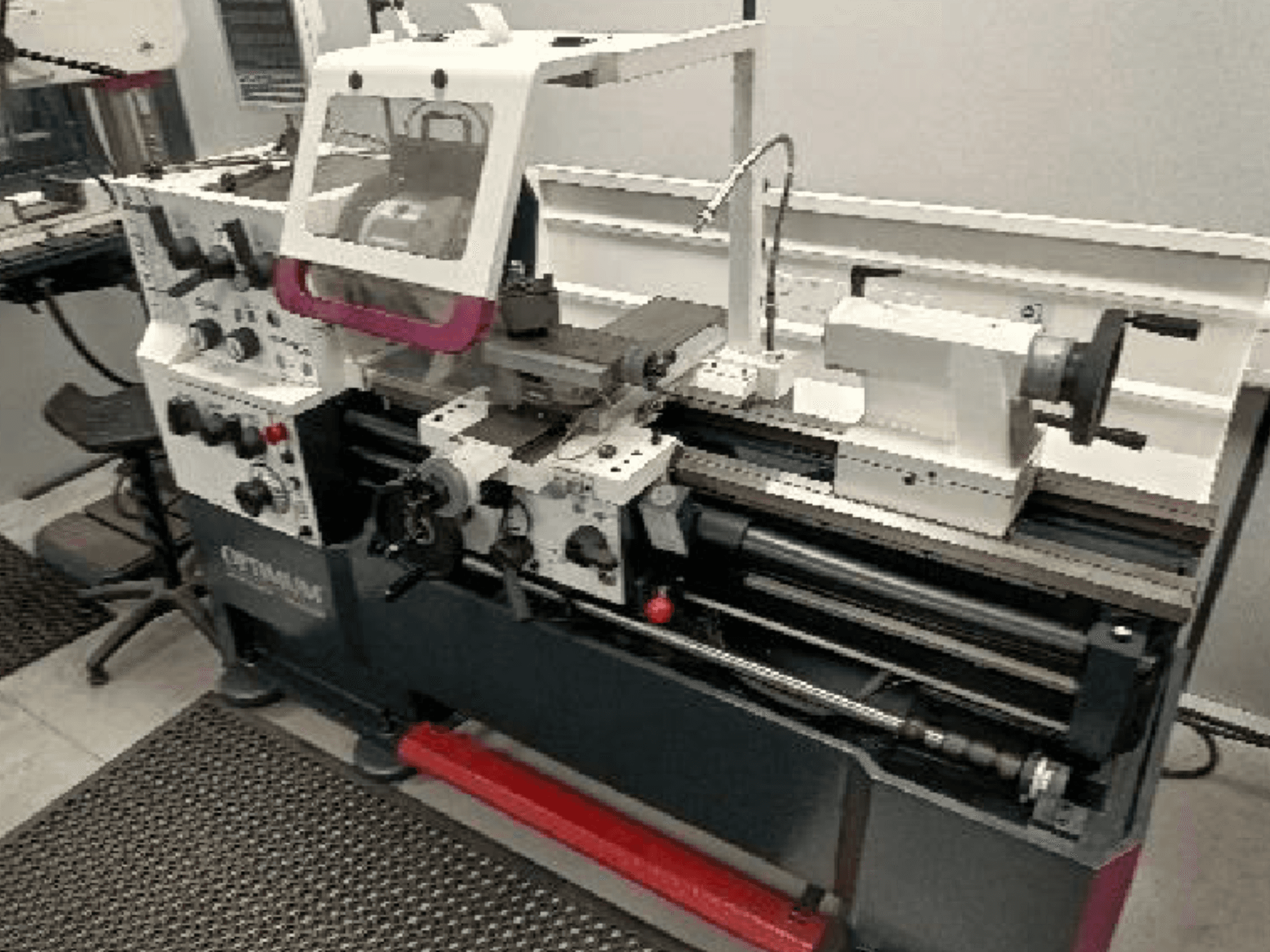 Optimum TH 4610 takım tezgahının önden görünümü; kontrol paneli, iş mili ve çalışma alanı ayrıntılı bir şekilde gösterilmiştir.