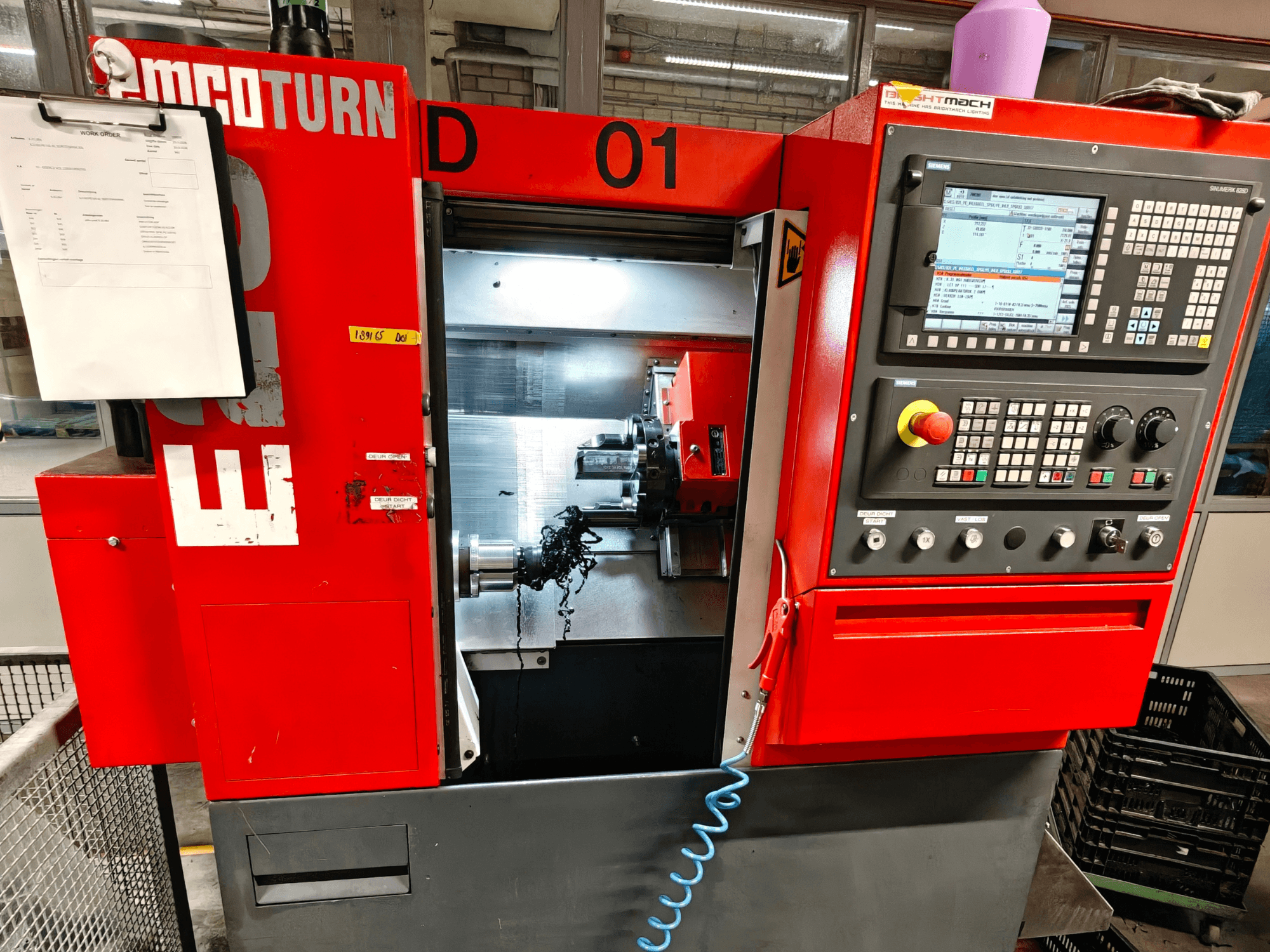 EMCO TURN E25 yatay tornalama makinesinin önden görünümü, operasyonel kontroller, takım tutucu ve talaşlı çalışma alanı.