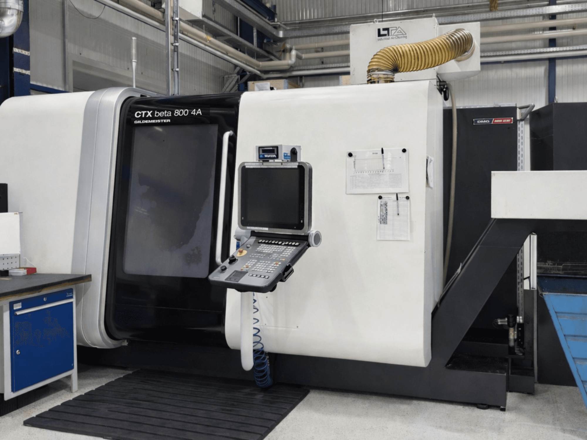 DMG CTX beta 800 4A çok milli torna tezgahı, önden görünüm; kontrol paneli ve kullanım belgeleri görünür durumda.