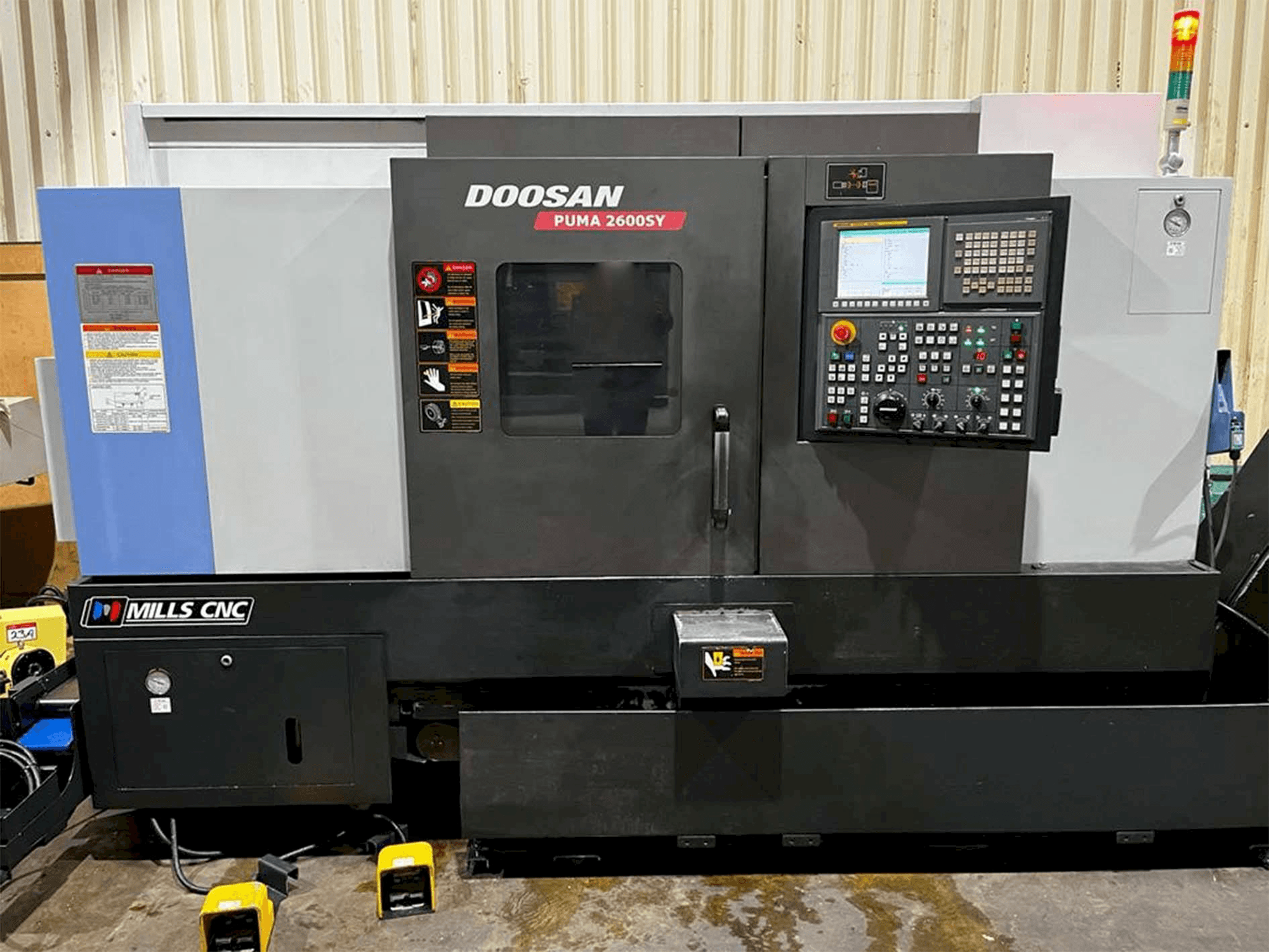 Makine Doosan Puma 2600SY - Önden görünüm