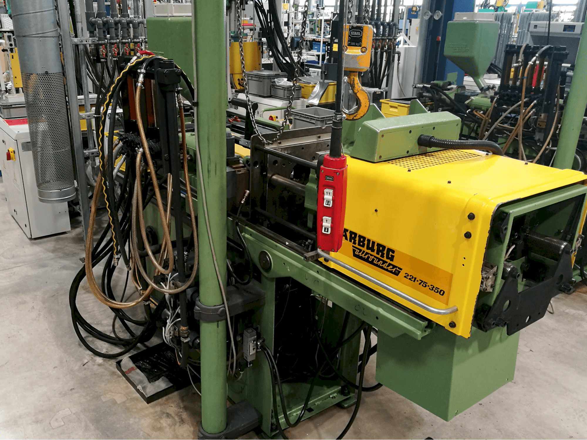 Makine Arburg - Sağdan görünüm Allrounder 221-75-350