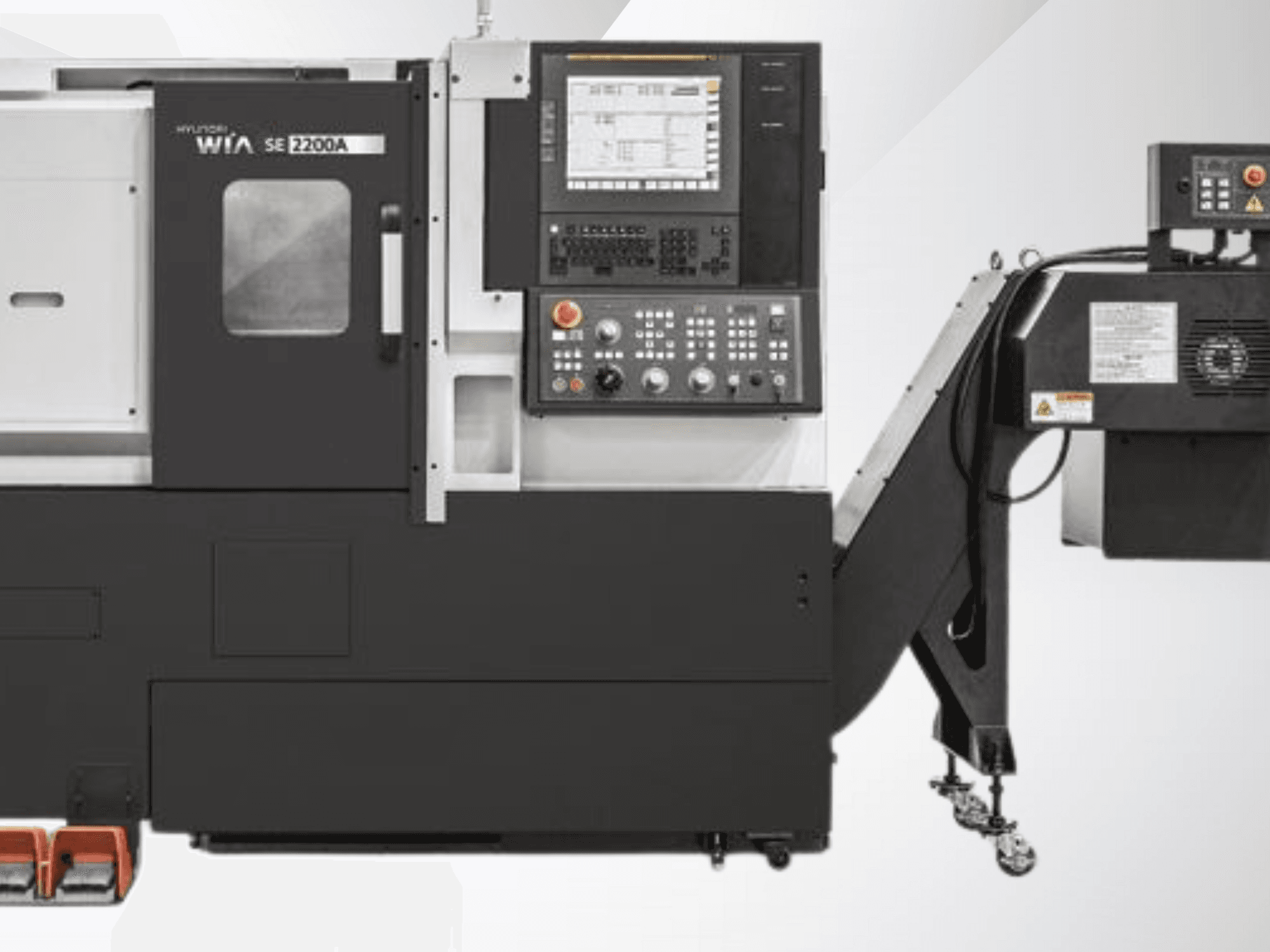 Hyundai WIA SE 2200A CNC torna tezgahı, önden görünüm, hassas işleme için tasarlanmış kontrol paneli ve iş mili motoruna sahiptir.