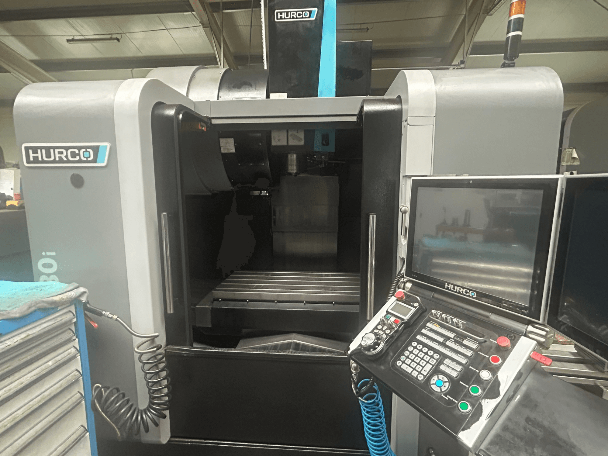 Hurco VM30i CNC makinesinin önden görünümü, düğmeli kontrol paneli, ekran ve takım depolama alanı.