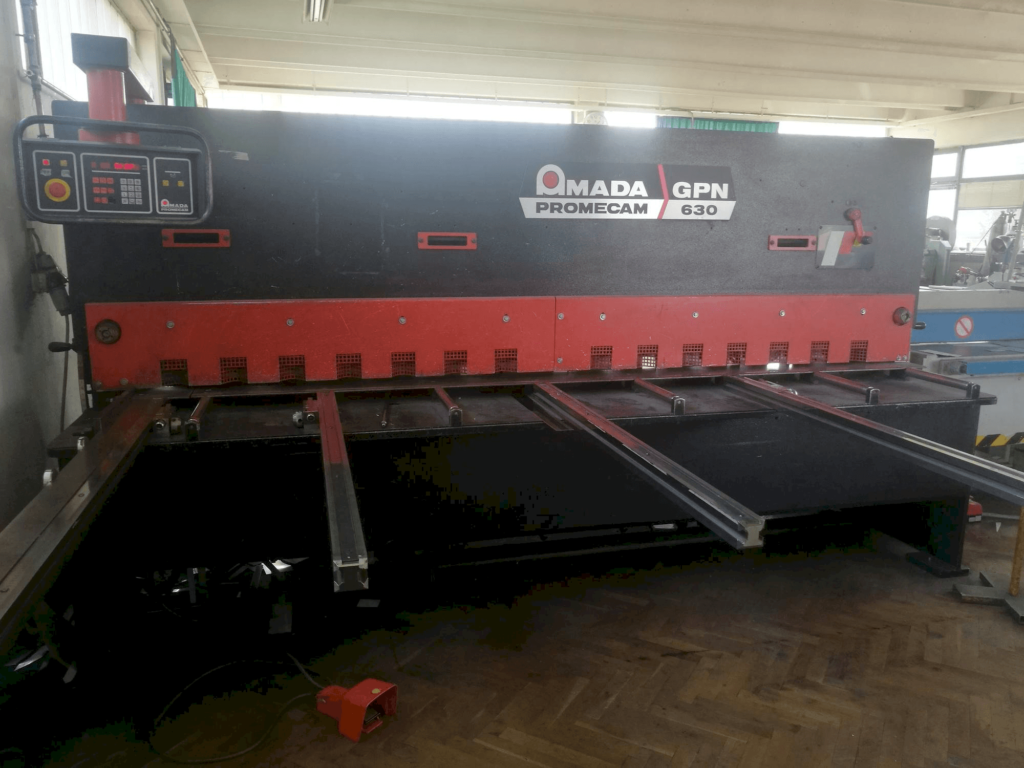 Makine AMADA Promecam GPN 630 - Önden görünüm