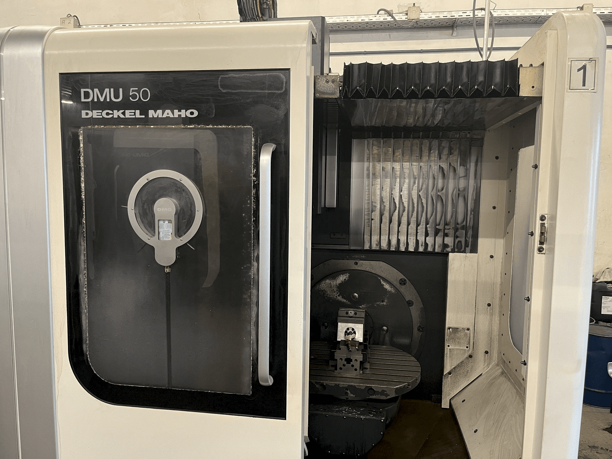 Makine DECKEL MAHO DMU 50 - Önden görünüm