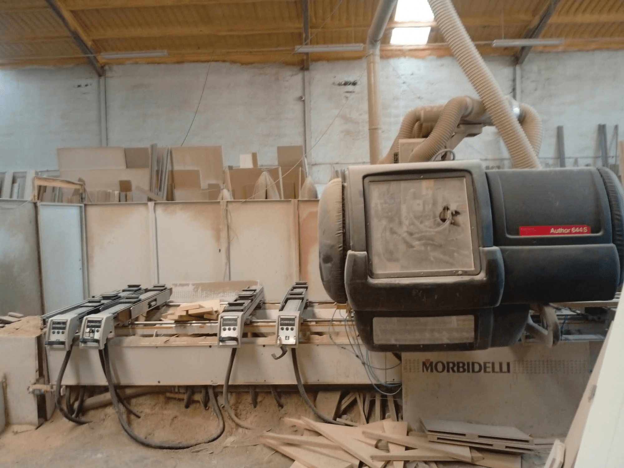 Bir atölyede sergilenen MORBIDELLI A644S FTP 41 PC CNC İşleme Merkezi; toz ve ahşap parçacıklarıyla kaplı ön görünümü gösterilmektedir.