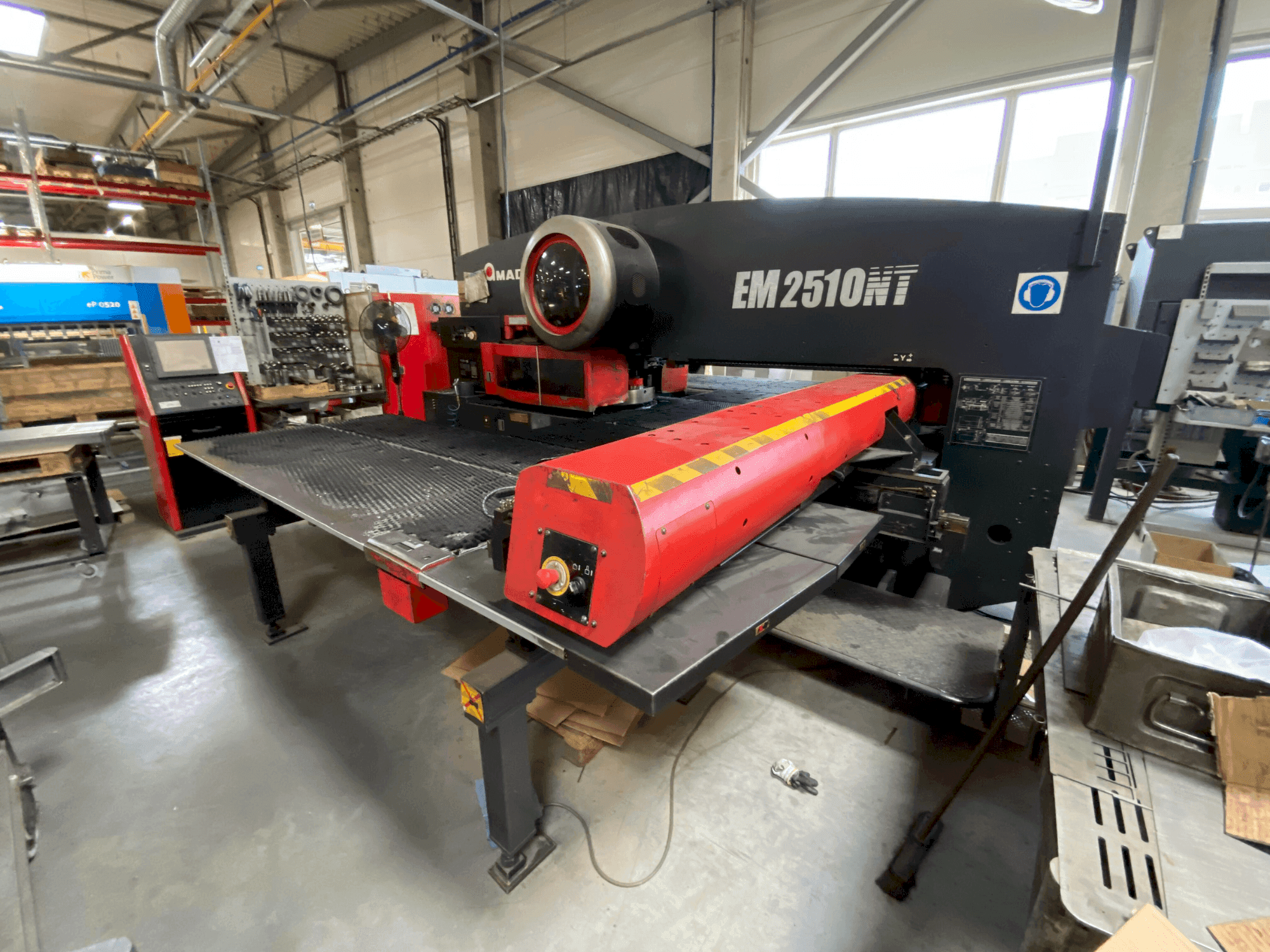 Makine AMADA EM2510NT - Önden görünüm