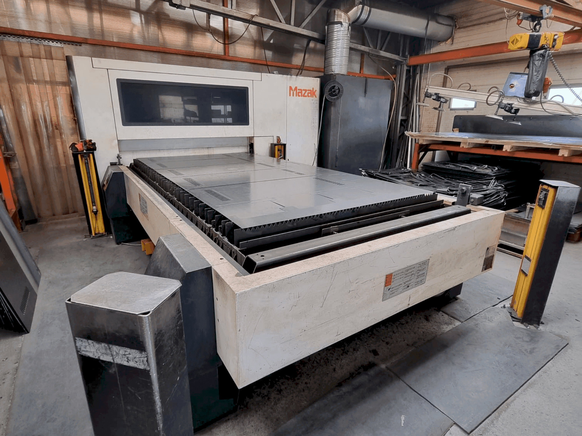 Makine Mazak OPTIPLEX 3015 FIBER II - Önden görünüm