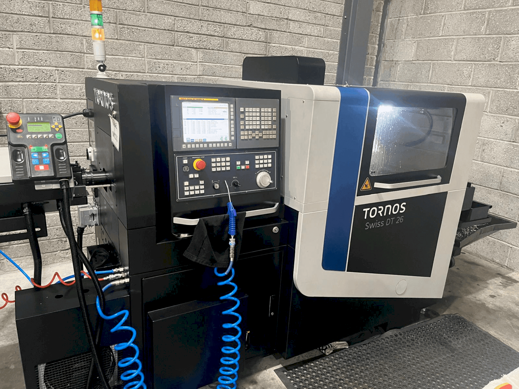 Makine TORNOS Swiss DT26 (2019) - Önden görünüm