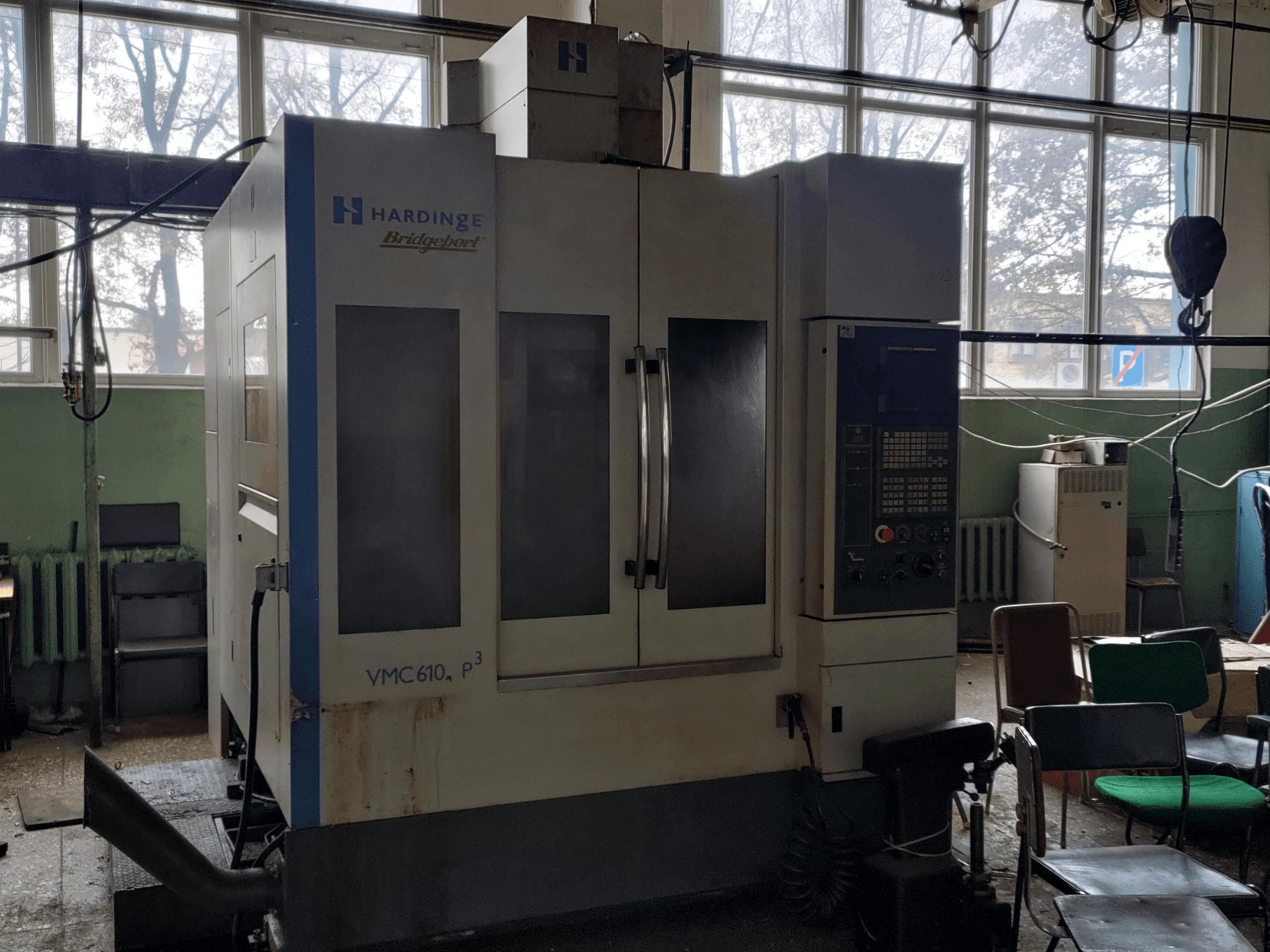 Bridgeport VMC-610 XP3 dikey işleme merkezinin önden görünümü; kontrol paneli ve geniş cam kapaklar göze çarpıyor.