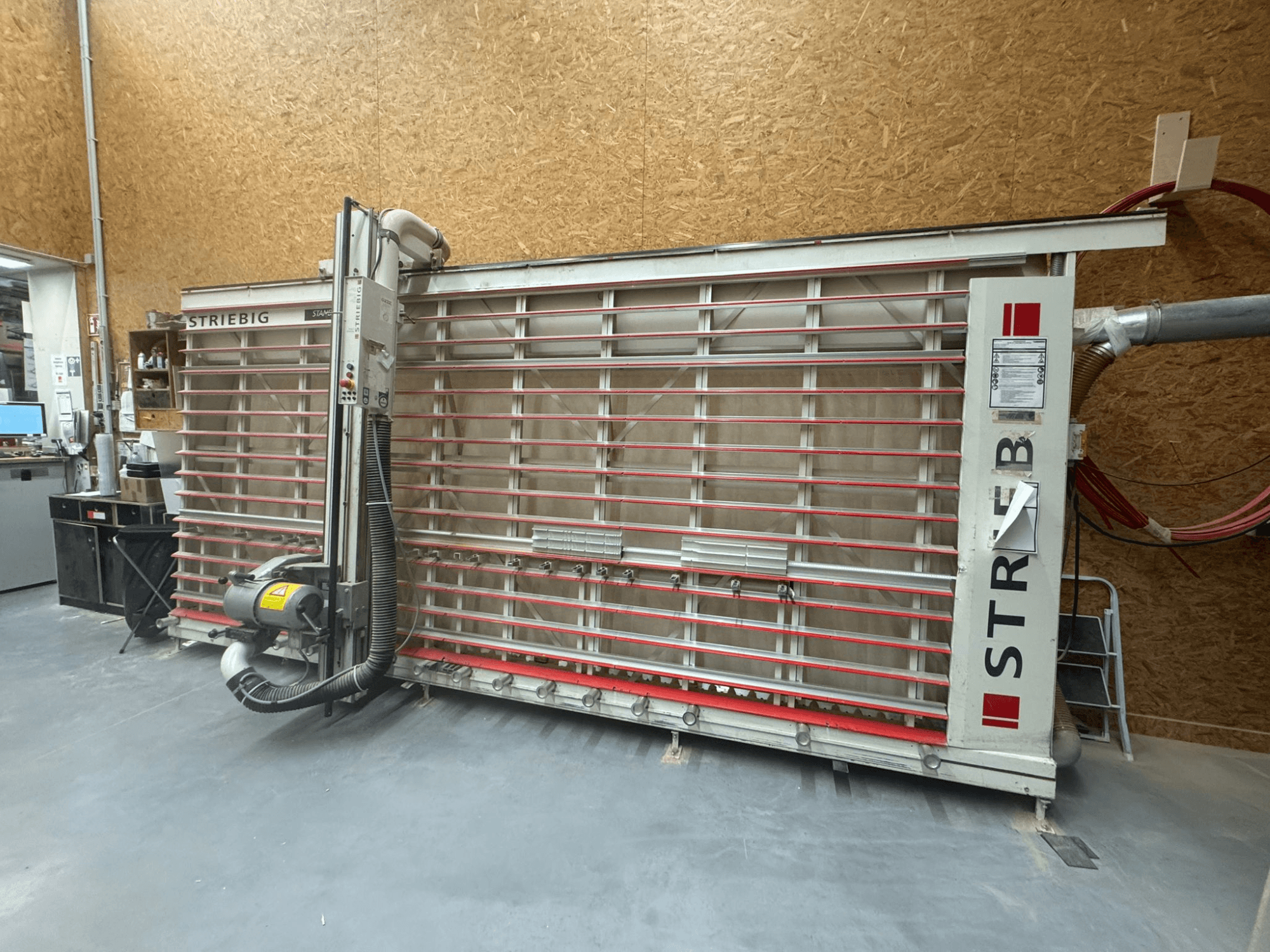 Büyük dikey bıçaklı STRIEBIG kontur testeresi, toz emme ve kontrol panelini gösteren yandan görünüm. Ahşap işleri için idealdir.