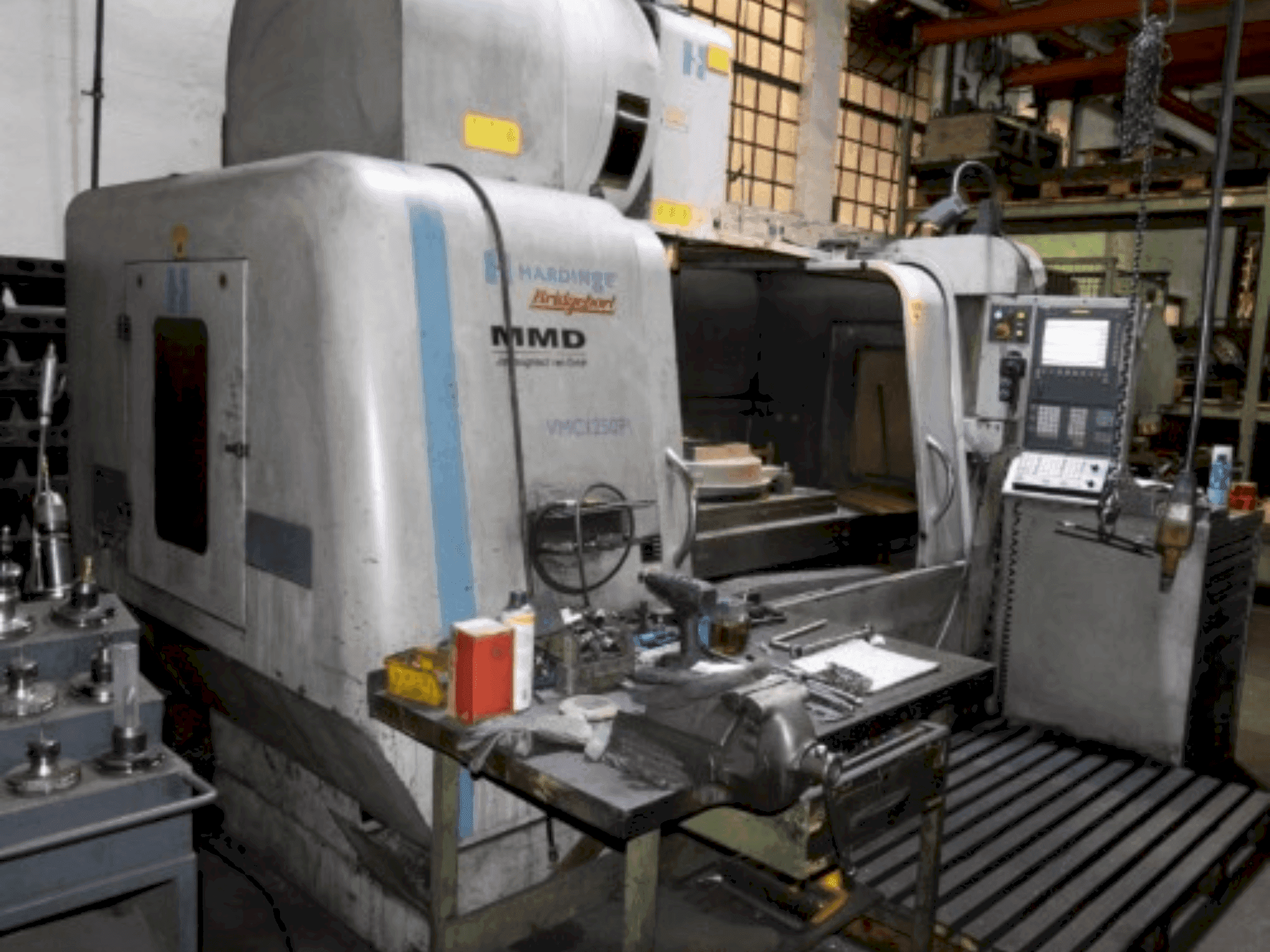 Makine Hardinge Bridgeport MMD VMC1250 P3 - Önden görünüm