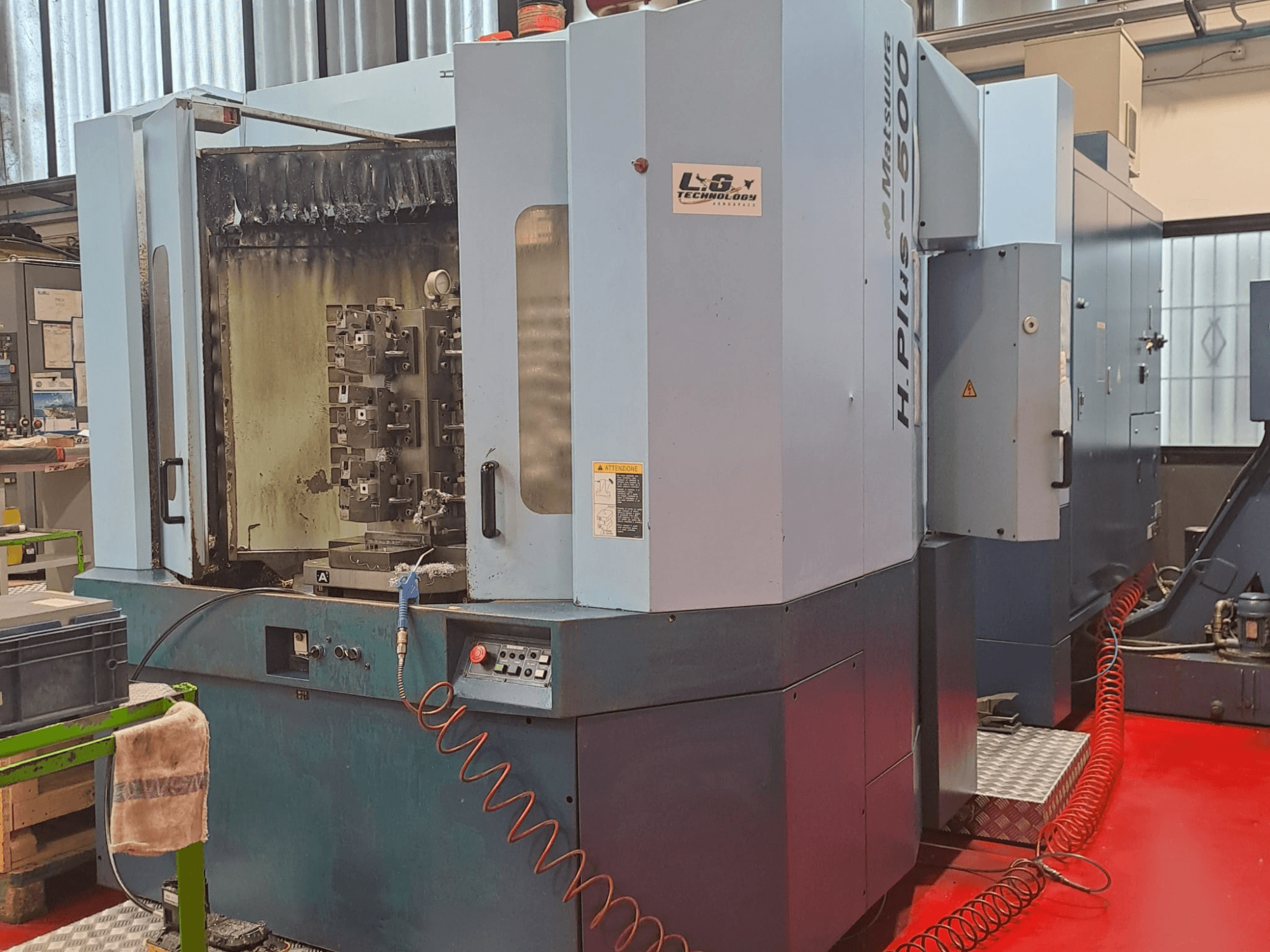 Matsuura H.PLUS-500 yatay işleme merkezi, yandan görünüm, görünür aşınma işaretleri olan kontroller ve iş mili.