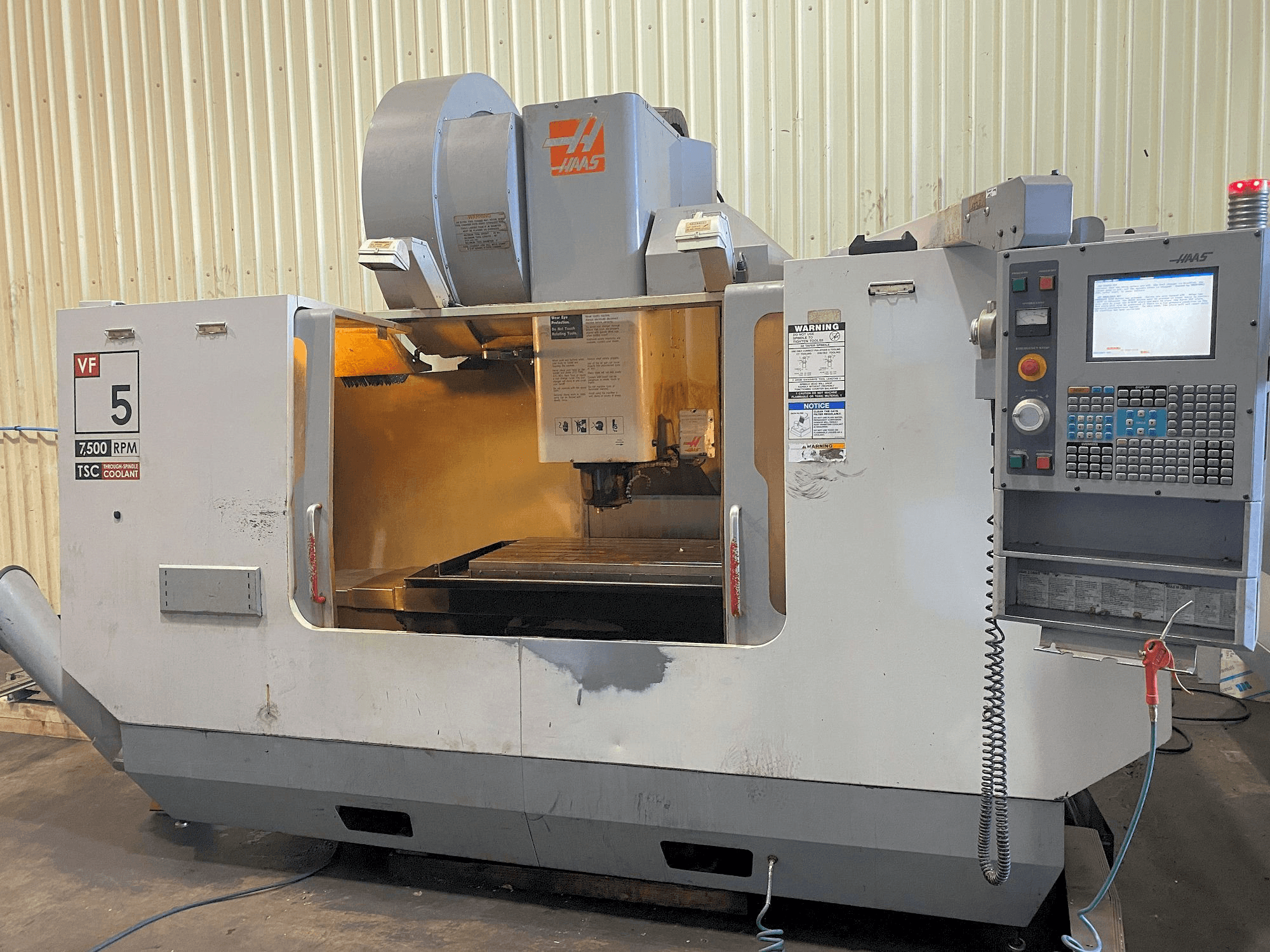Makine HAAS VF-5/50HE - Önden görünüm