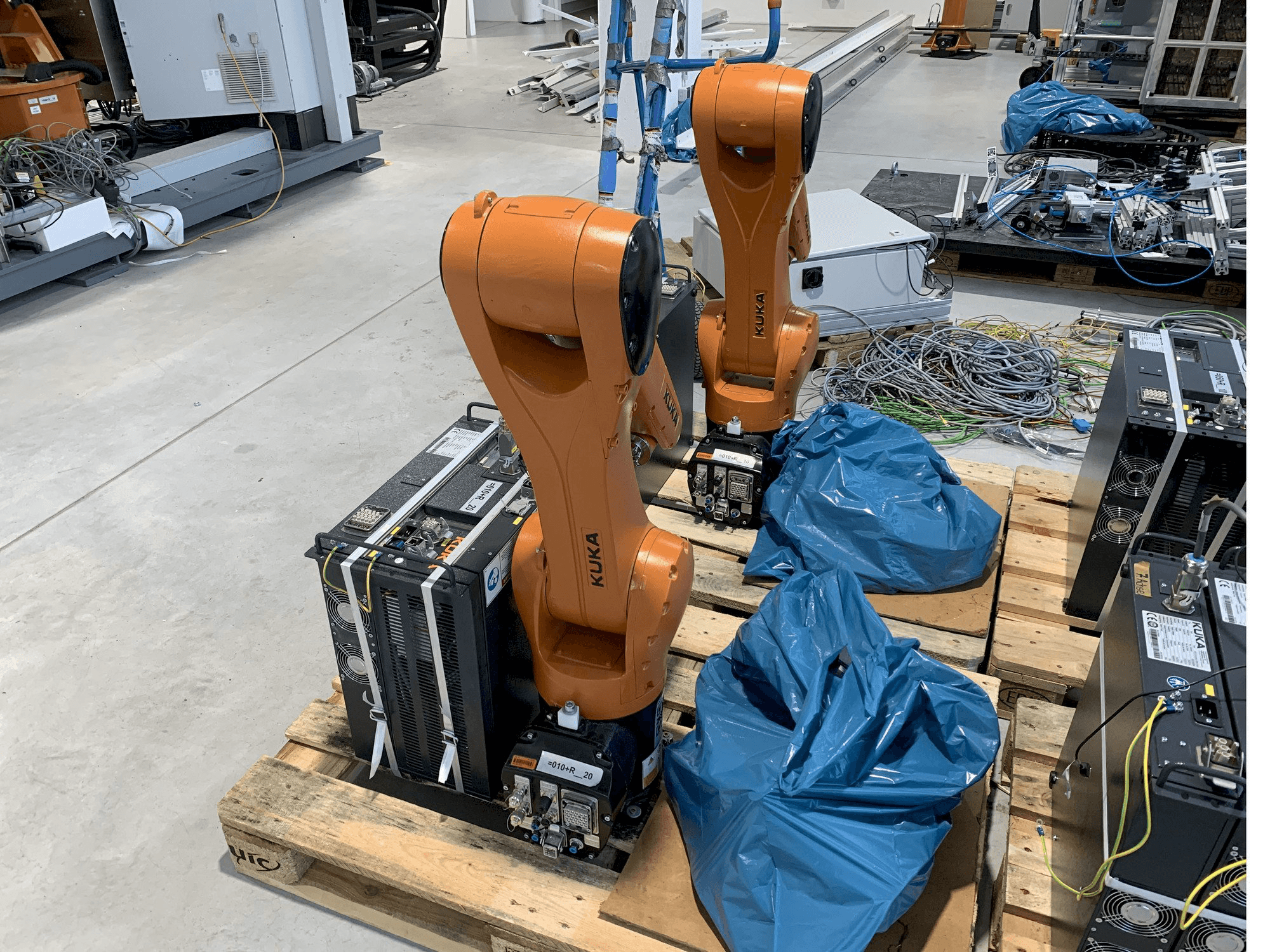 Makine KUKA KR10 R1100 with KR C4 COMPACT Controller - Önden görünüm
