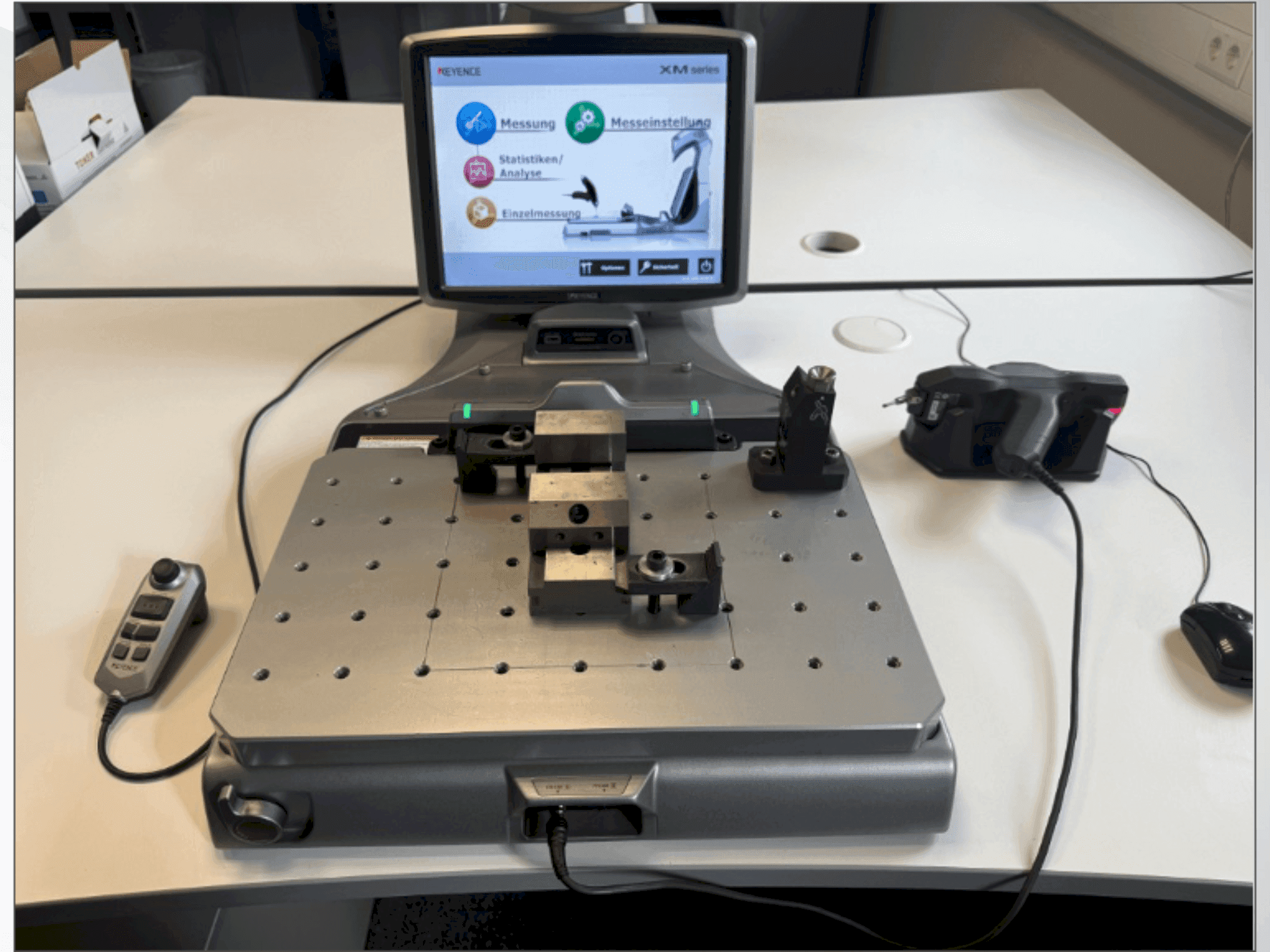 Makine KEYENCE XM-1200 - Önden görünüm