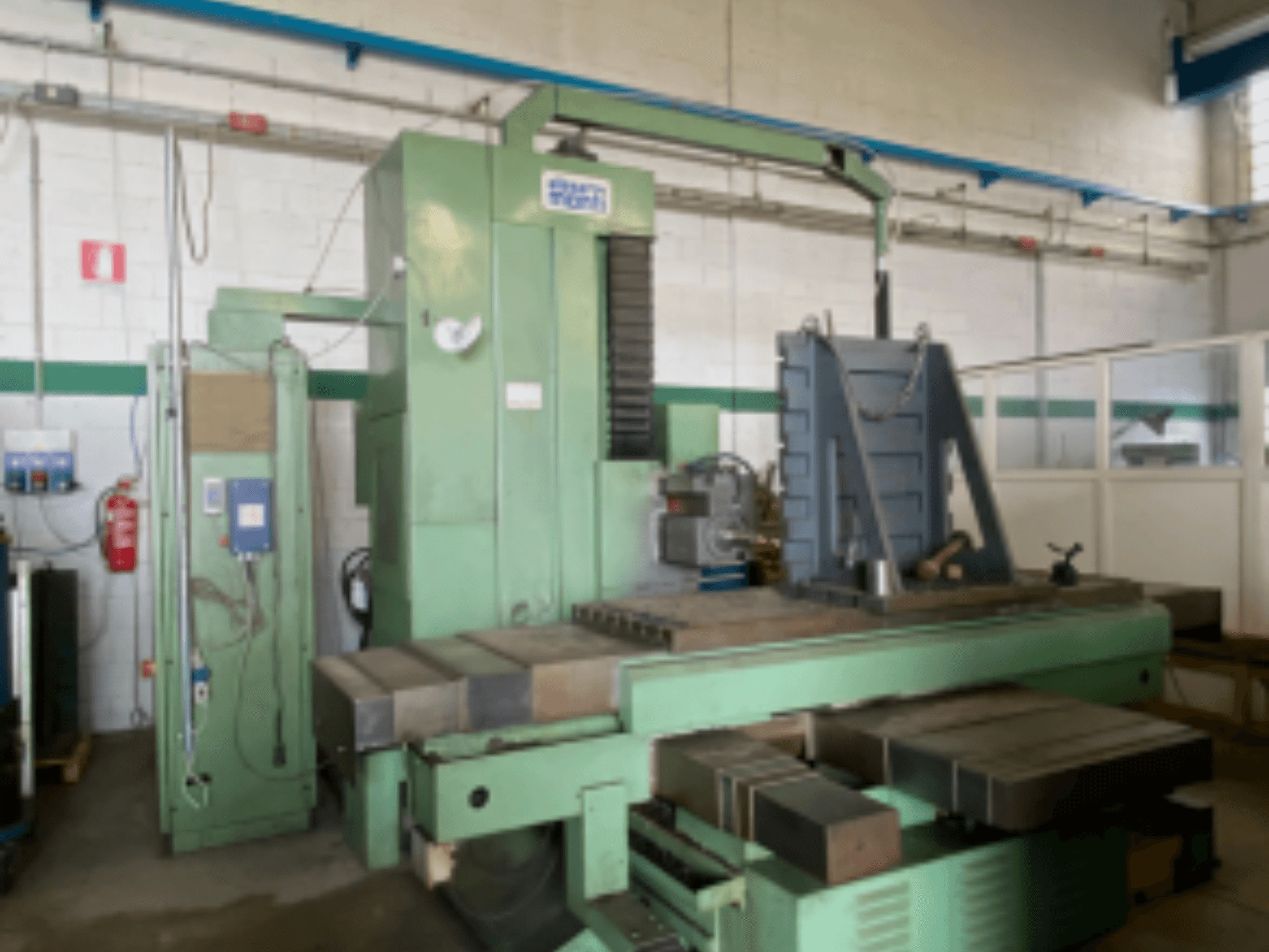 Bir atölyedeki Alesa Monti MAF45 yatay işleme merkezi, kontrol panelini ve büyük çalışma tezgahını gösteren yandan görünüm.