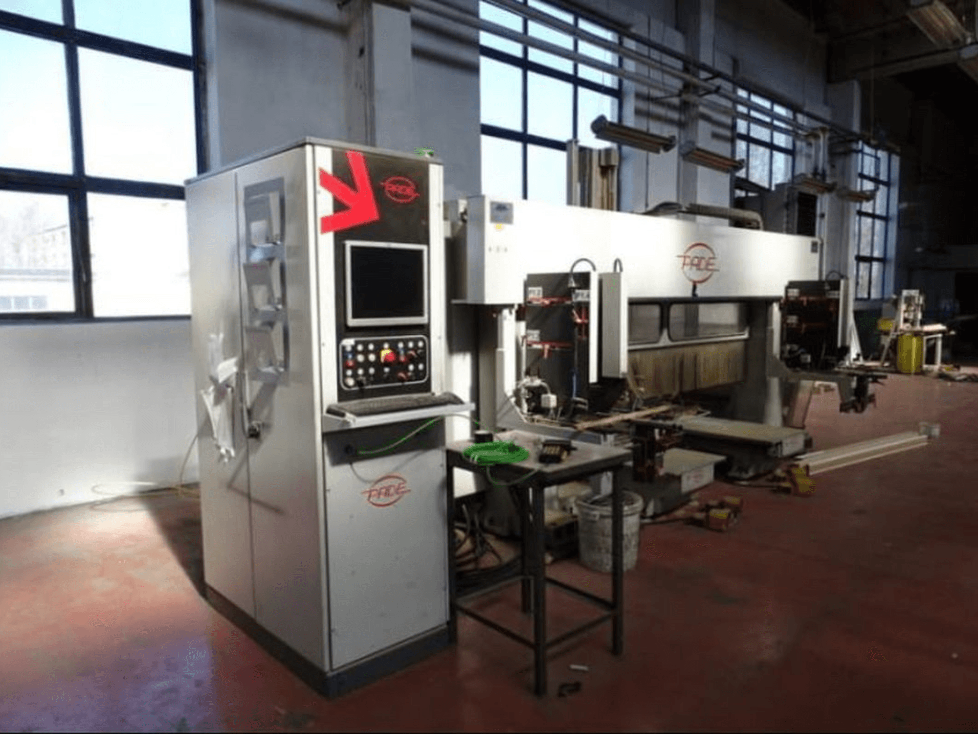 PADE VELUX CNC Ahşap İşleme Merkezi; kontrol paneli, görünen takımlar ve iyi aydınlatılmış bir atölyede bulunan ahşap parçalarla birlikte önden görünüm.