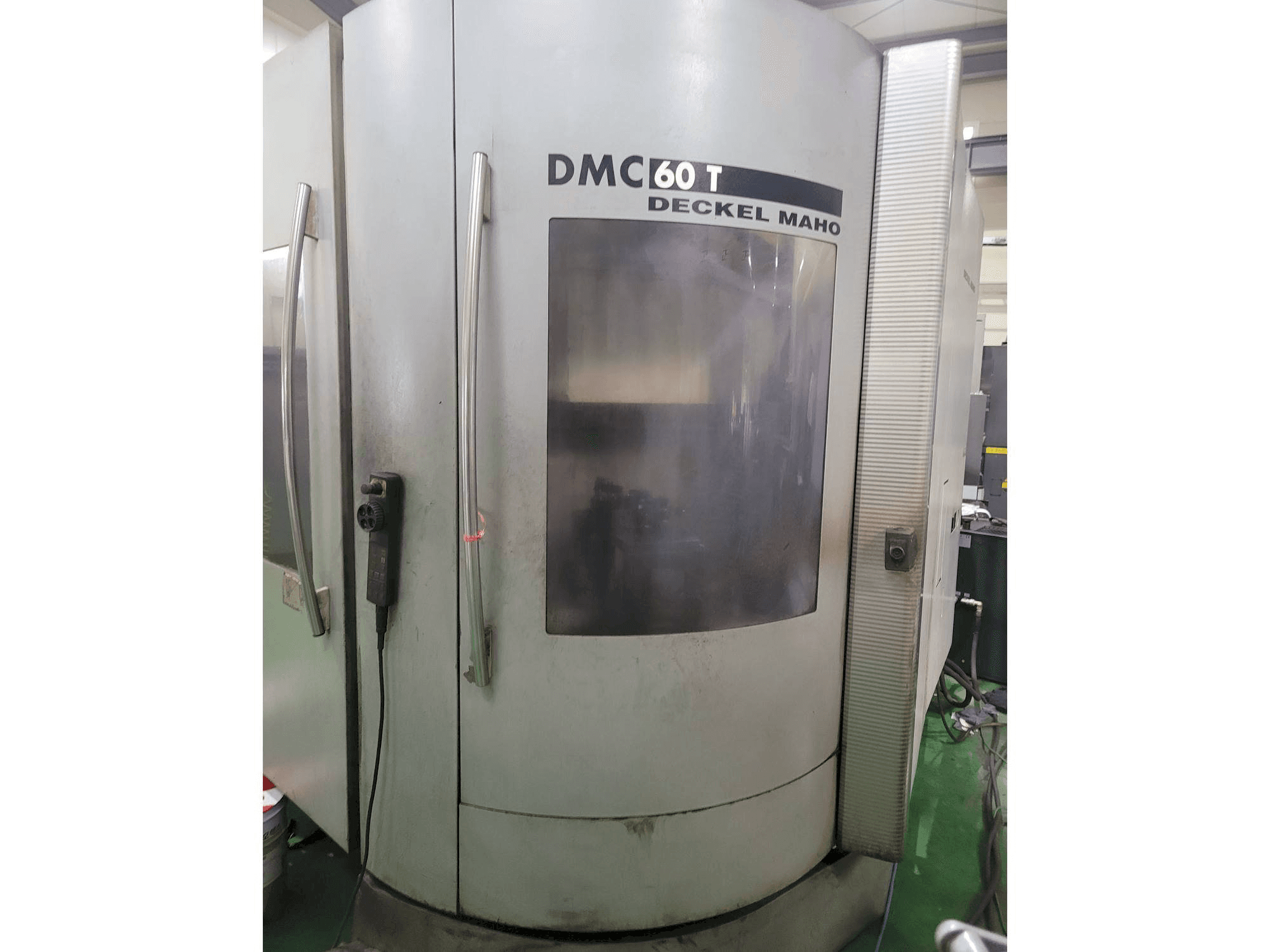 Makine DECKEL MAHO DMC 60 T - Önden görünüm