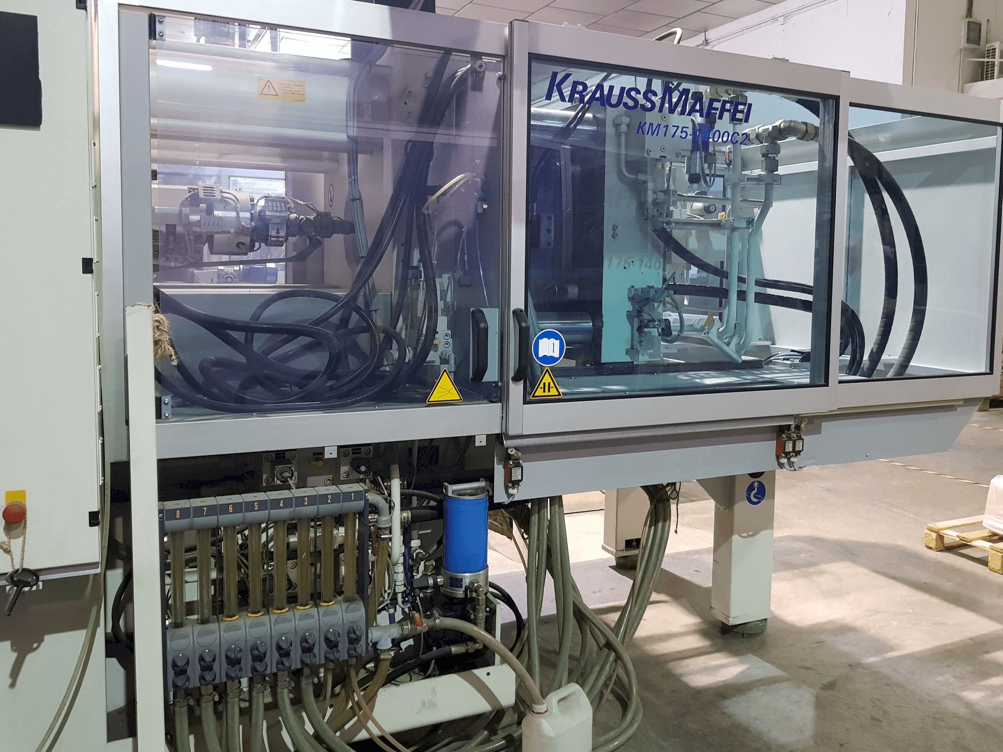 Makine Krauss Maffei 175-1400 C2 - Önden görünüm