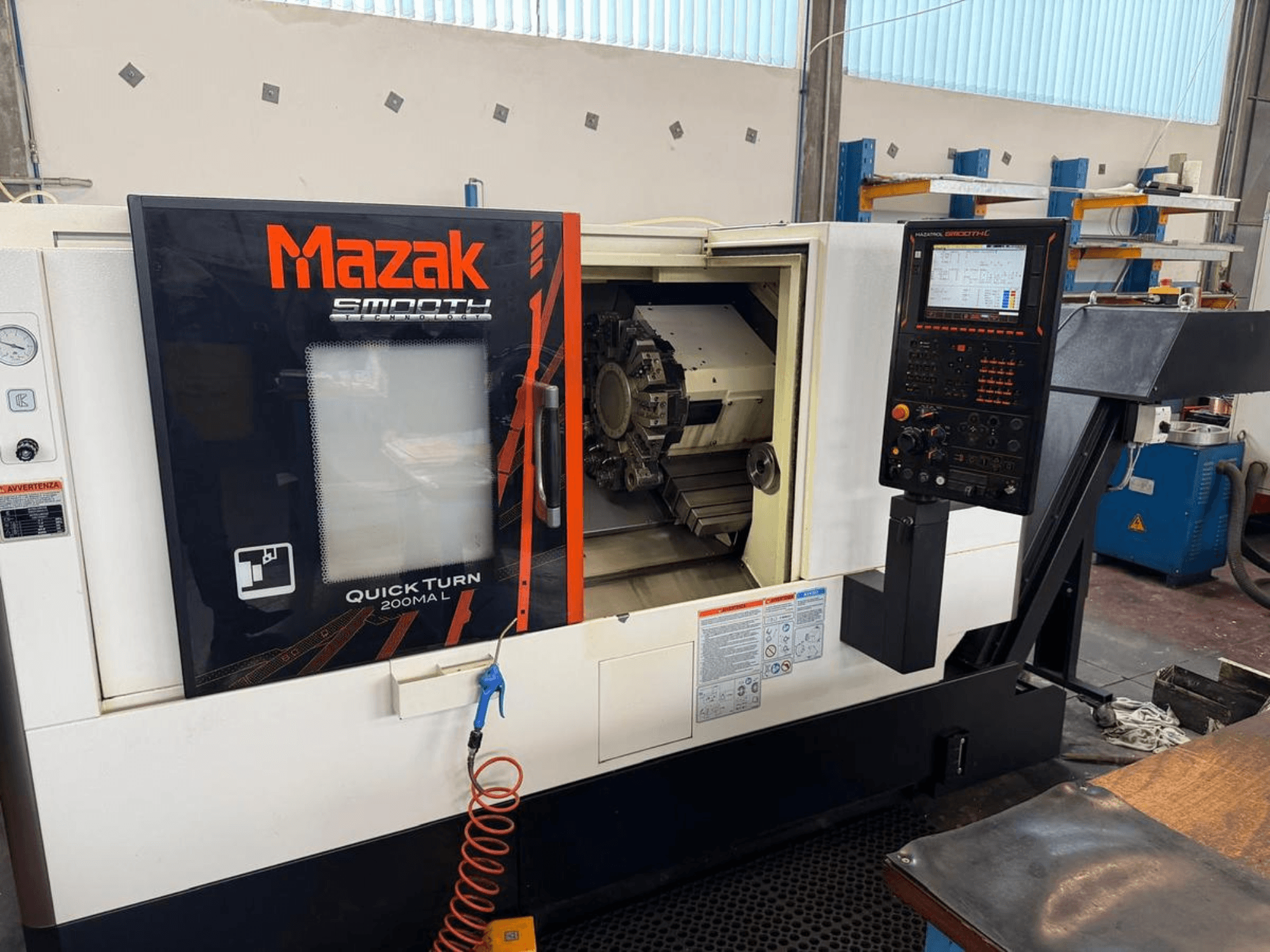 Mazak QUICK TURN 200MA L yatay tornalama makinesi, kontrol paneli ve işleme odasını gösteren önden görünüm.