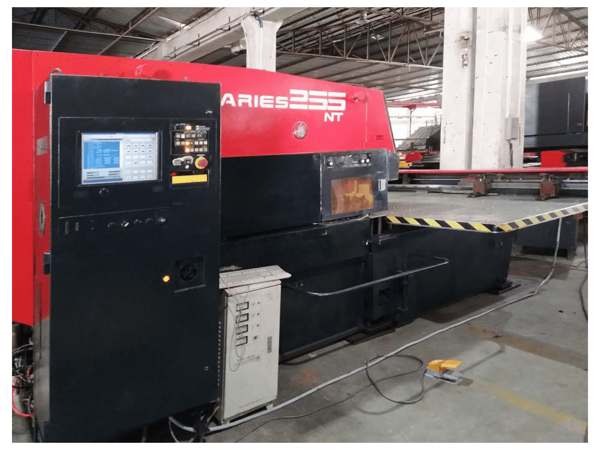 Makine AMADA - Sol görünüm ARIES 255NT