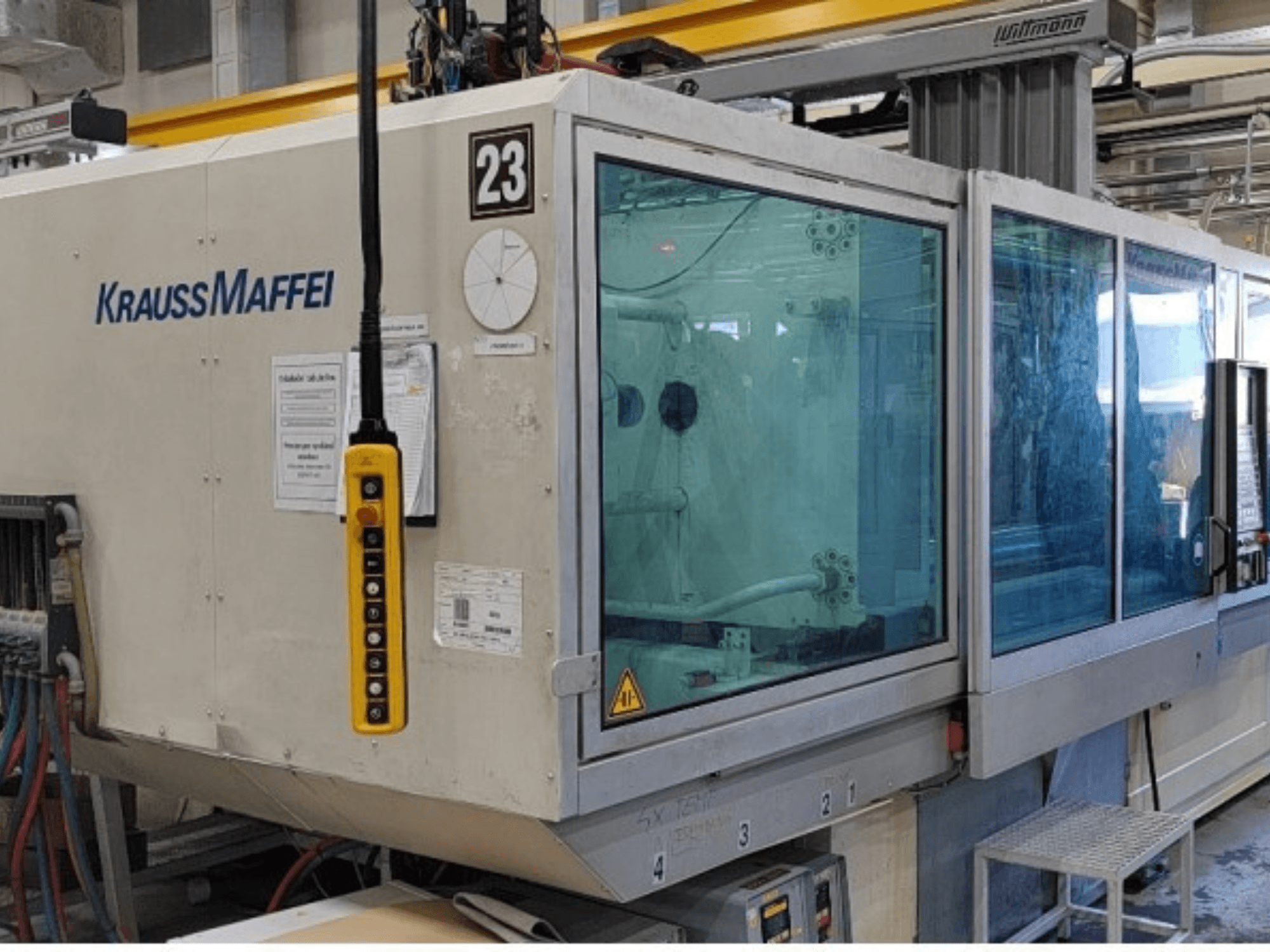 Krauss Maffei KM 350-1900 C2 hidrolik enjeksiyon kalıplama makinesi; kontrol paneli ve şeffaf güvenlik muhafazasını gösteren önden görünüm.