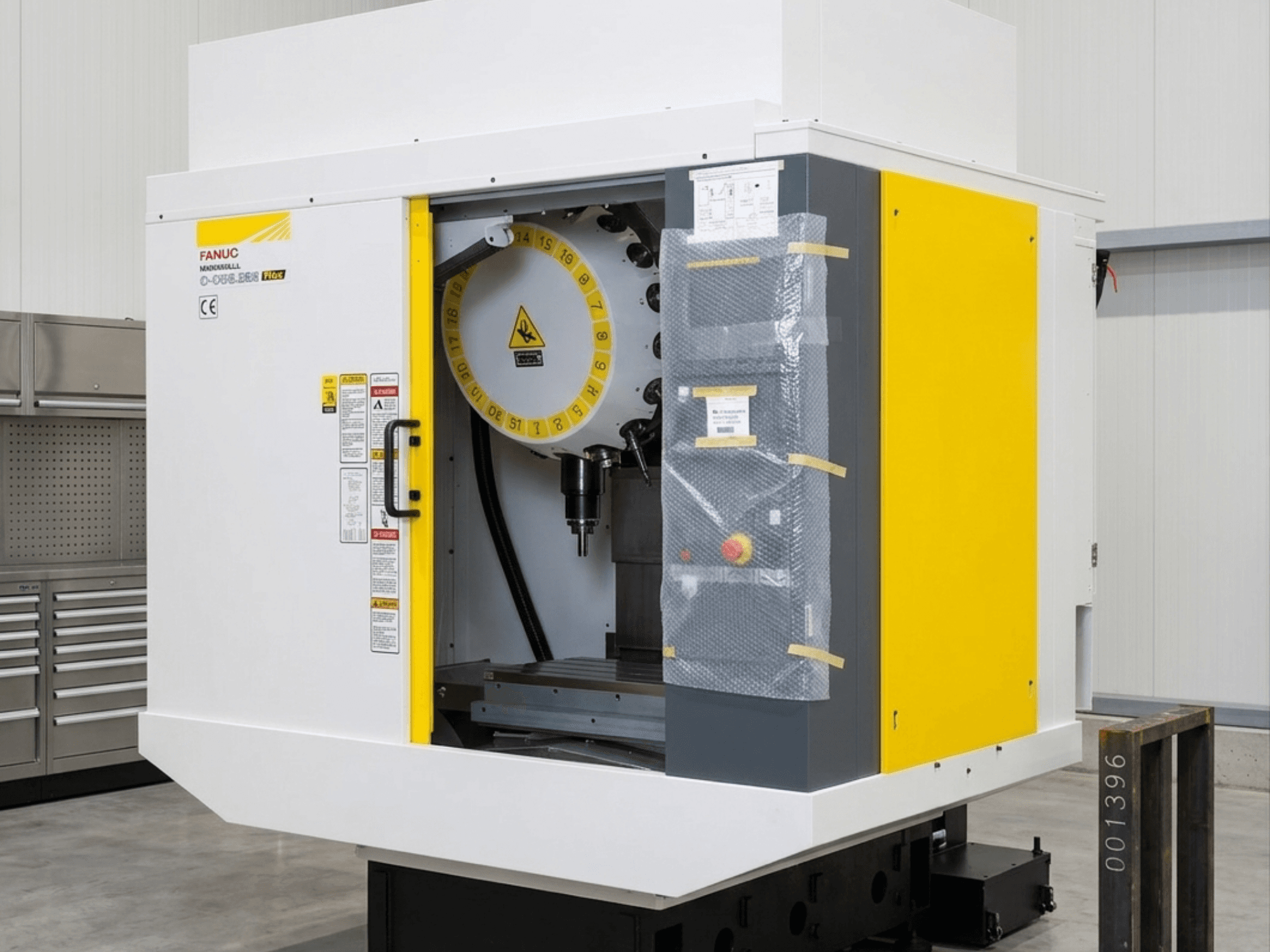 FANUC Robodrill D21MIB 5ADV Plus dikey işleme merkezi, kontrol paneli ve iş mili alanını gösteren önden görünüm.