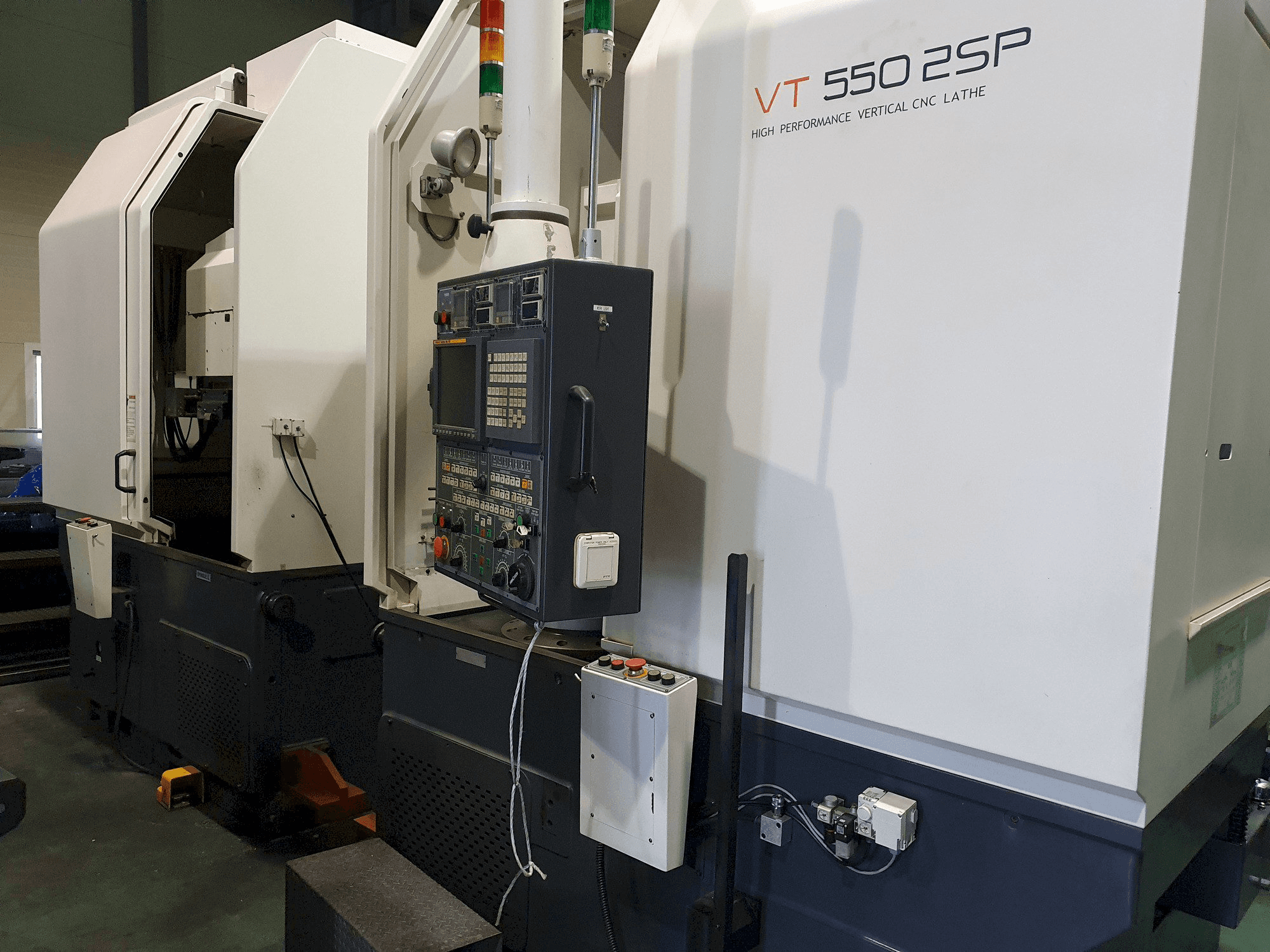Makine HWACHEON VT-500 2SP - Önden görünüm