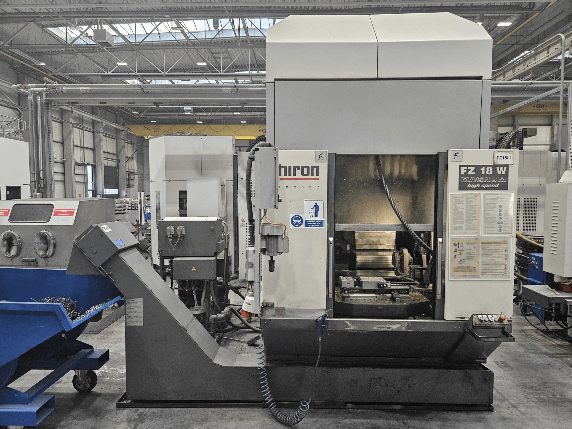 Hiron FZ 18 W Magnum makine, önden görünüm, kontrol paneli, iş mili ve bağlı atık bertaraf oluğu.