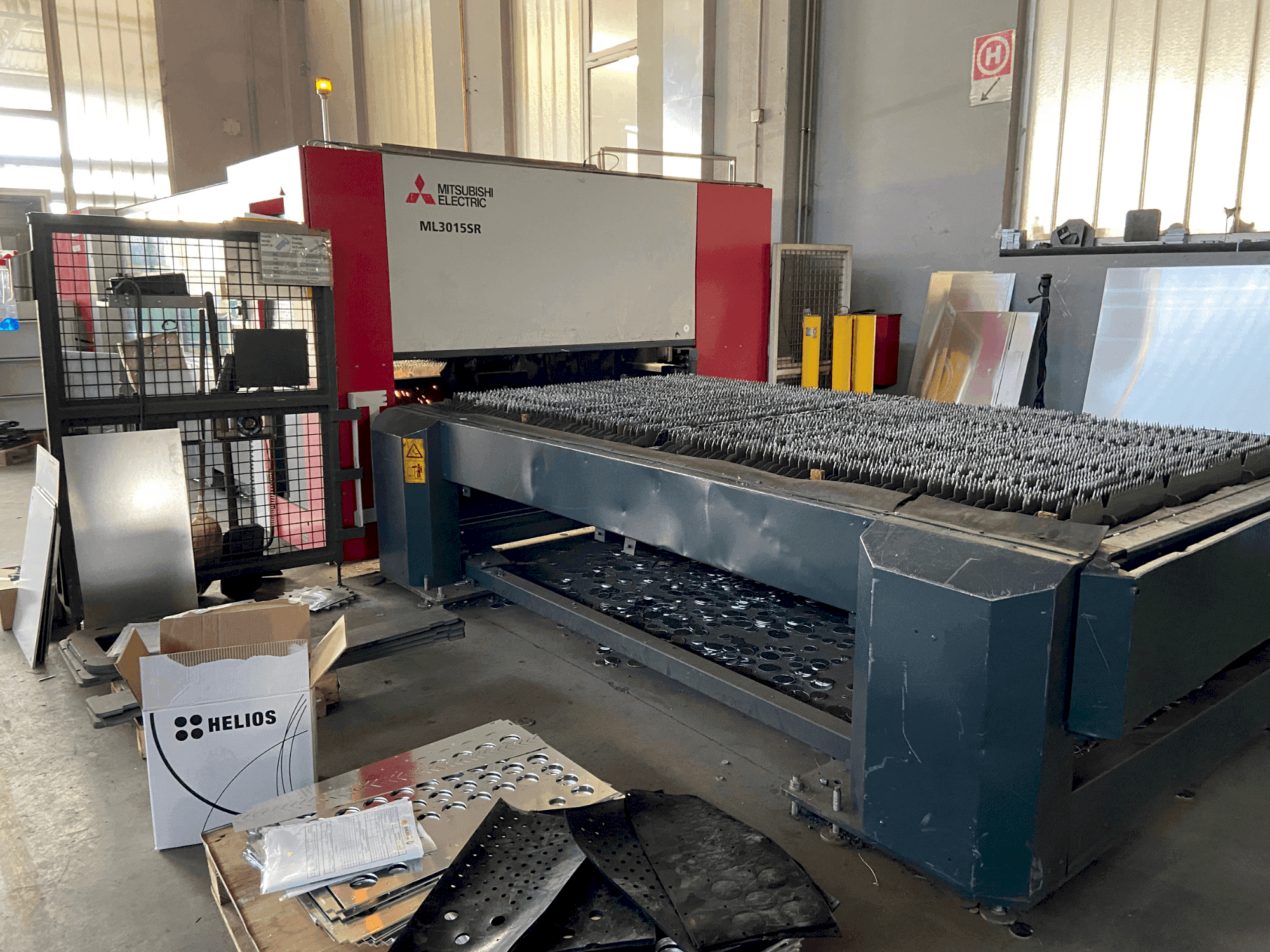 Makine Mitsubishi ML 3015 SR - Önden görünüm