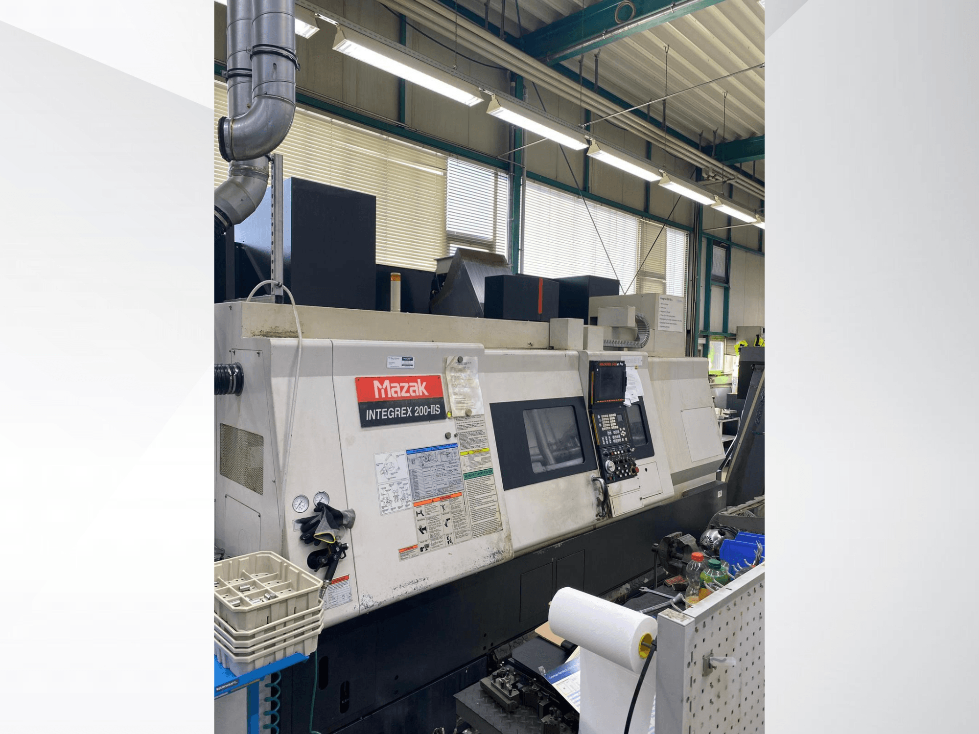 Mazak INTEGREX 200 III S torna-freze merkezi, yan görünüm; kontrol paneli, göstergeler ve çalışma alanı aletleri gösterilmektedir.