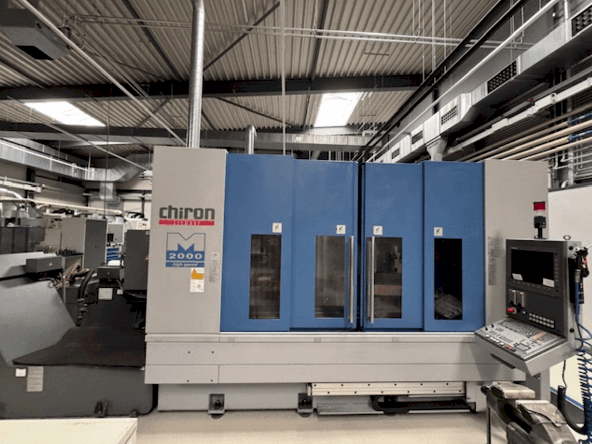 Makine CHIRON Mill 2000 - Önden görünüm